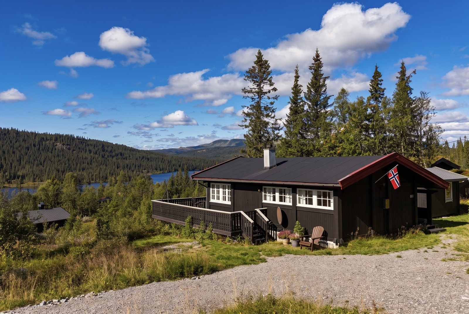 Velkommen til denne flotte hytta i Synfjellet. (Foto-Olsen, ai-styling utvendig) Galleribilde