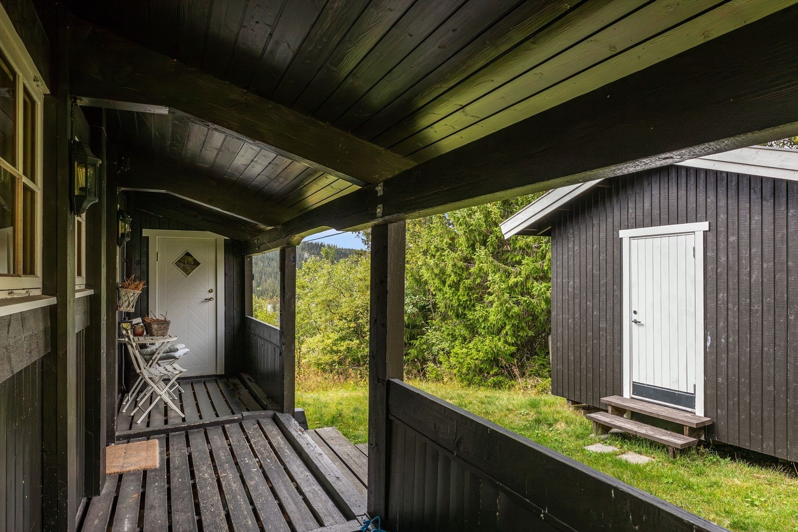 Terrasse og svalgang har takoverbygg ved hovedinngang og inngang til toalett. Husfoto/TW Galleribilde
