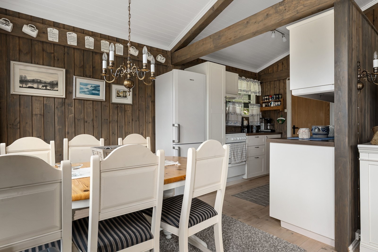 Spiseplassen er en naturlig forlengelse av kjøkkenet. Husfoto/TW Galleribilde