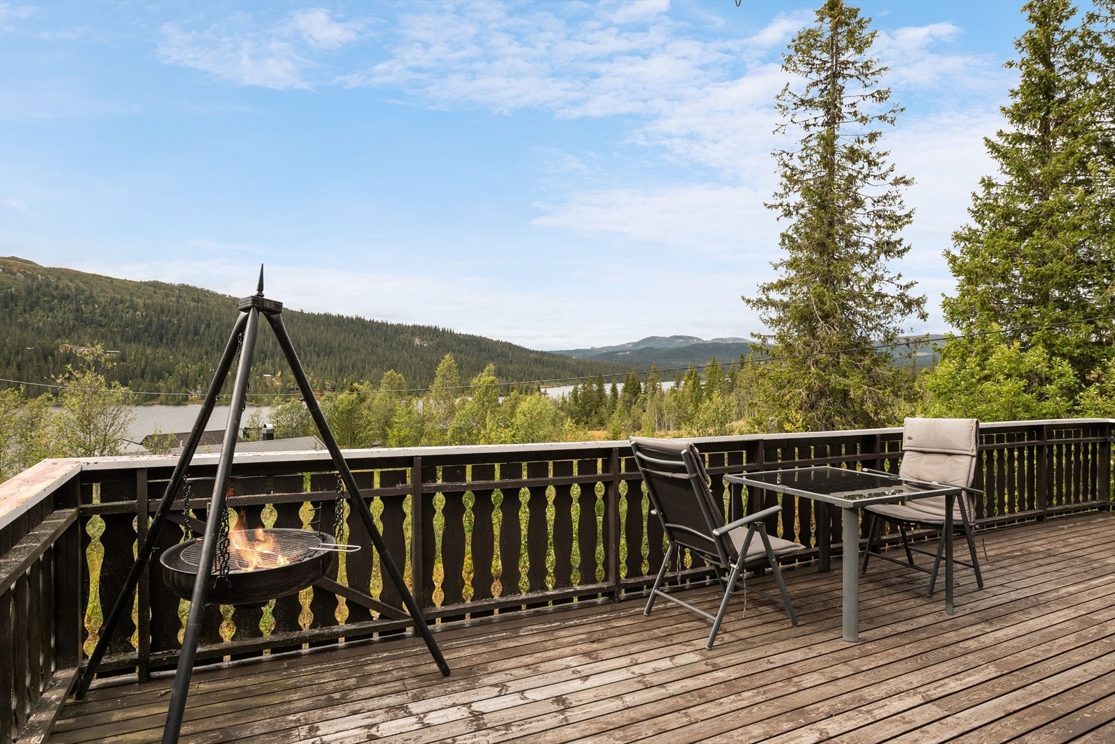 Her får du en romslig terrasse med god plass til grill, men det er også ca. 300 meter opp til Spåtind Fjellhotell for en bedre middag. Husfoto/TW Galleribilde