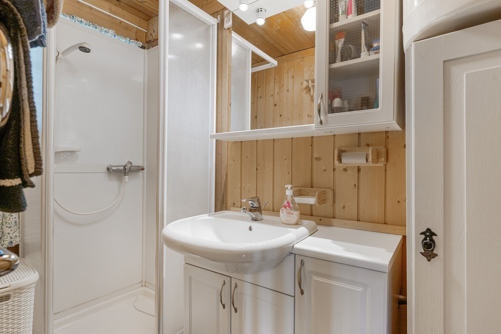 Badet har en enkel standard og en praktisk planløsning med de nødvendige fasilitetene for et komfortabelt hytteopphold. Husfoto/TW Galleribilde