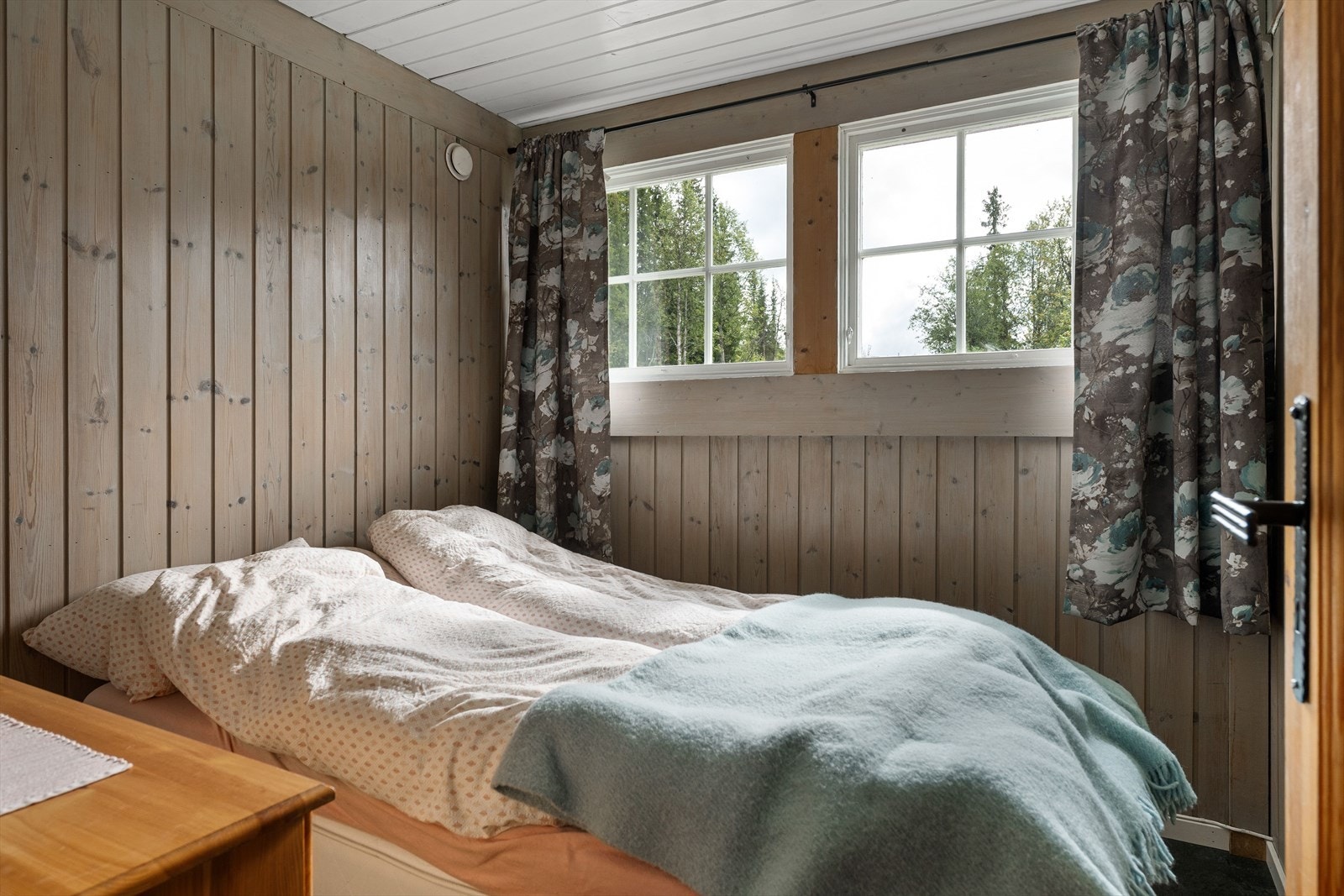 Hytta har tre fine soverom. Hovedsoverommet er romslig og har god plass til dobbeltseng samt øvrig ønsket møblering. Husfoto/TW Galleribilde