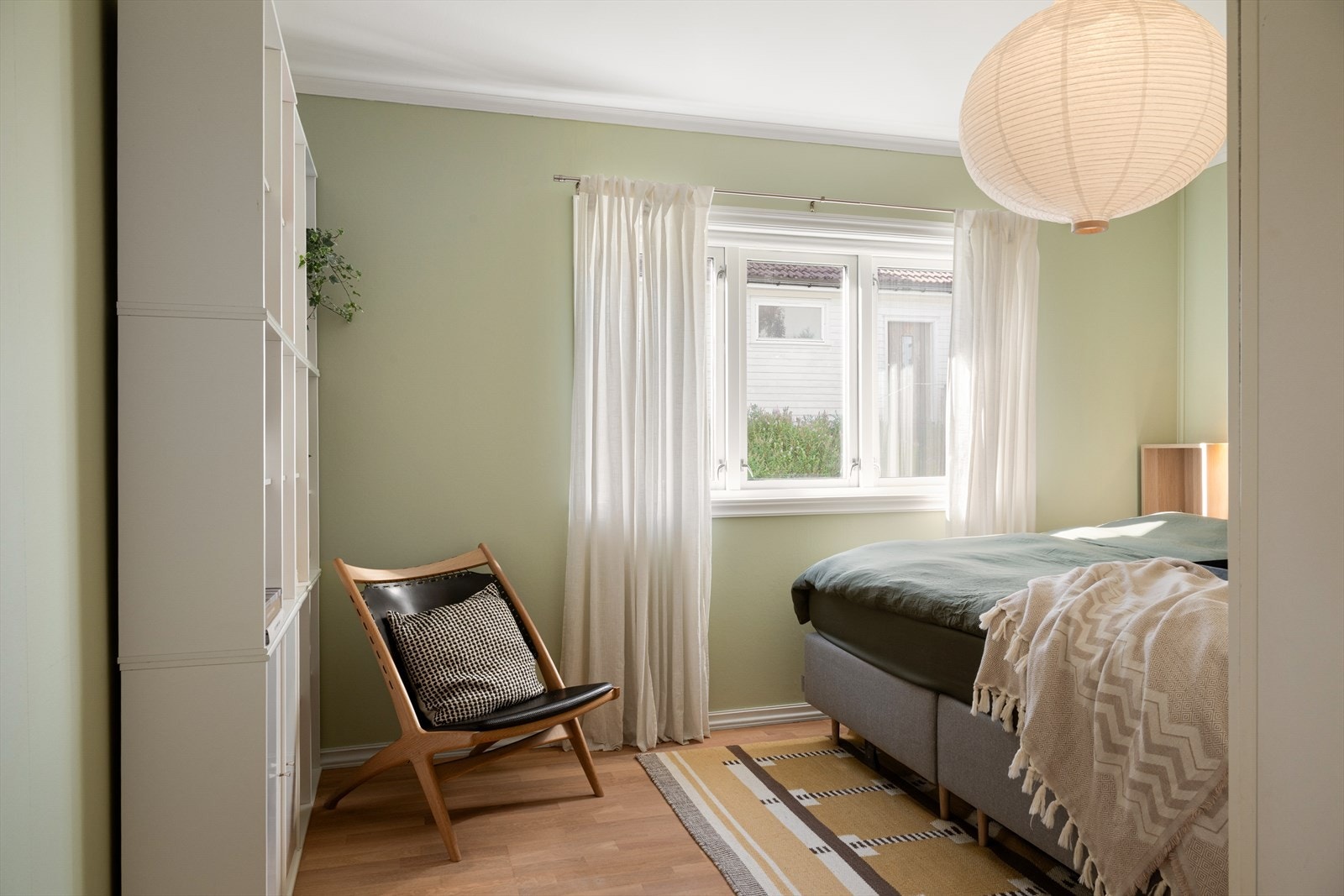 Hovedsoverommet er av god størrelse med plass til dobbeltseng og er innredet med stor skyvedørsgarderobe. Galleribilde