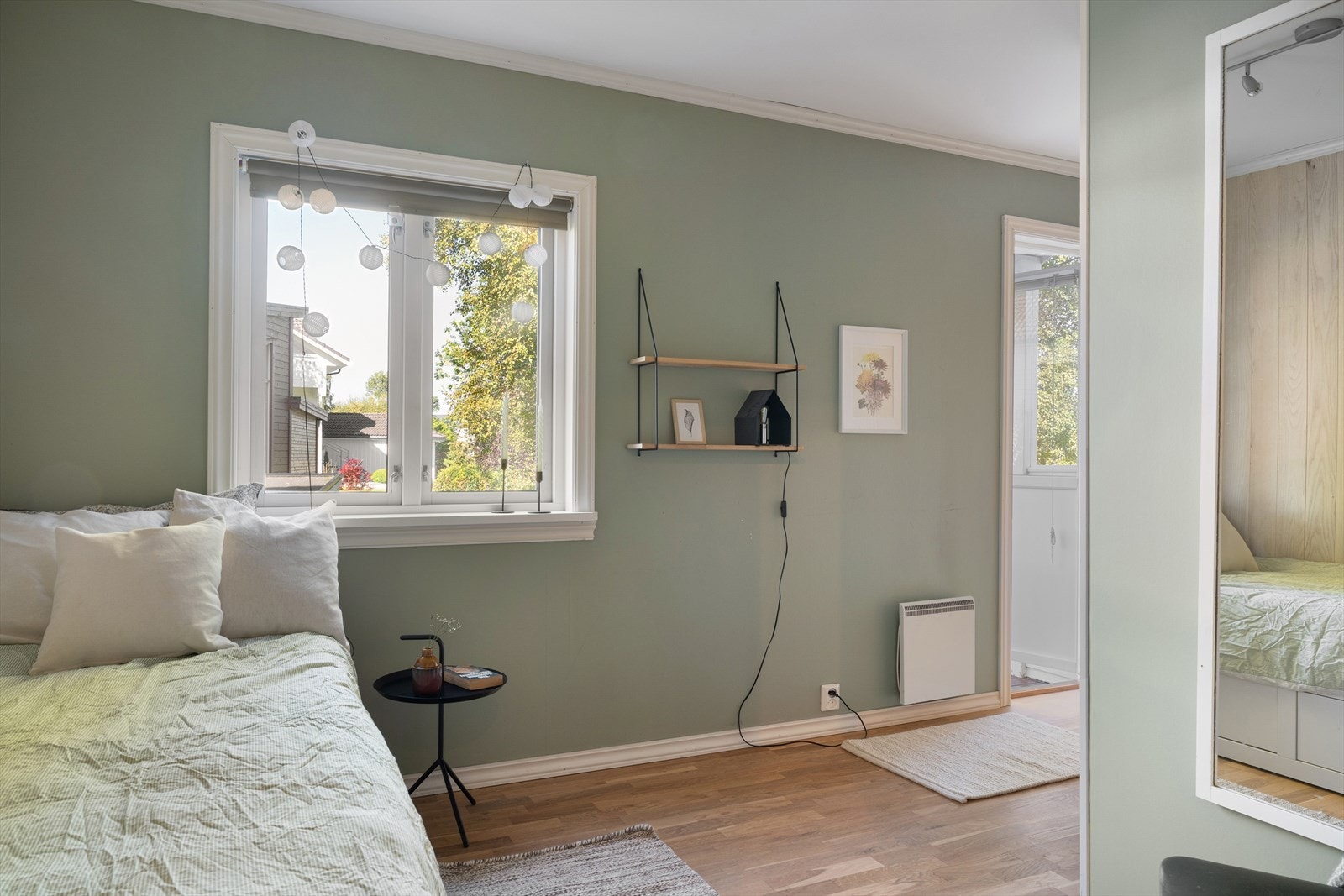 Fra dette soverommet er det utgang til romslig terrasseplatting. Galleribilde