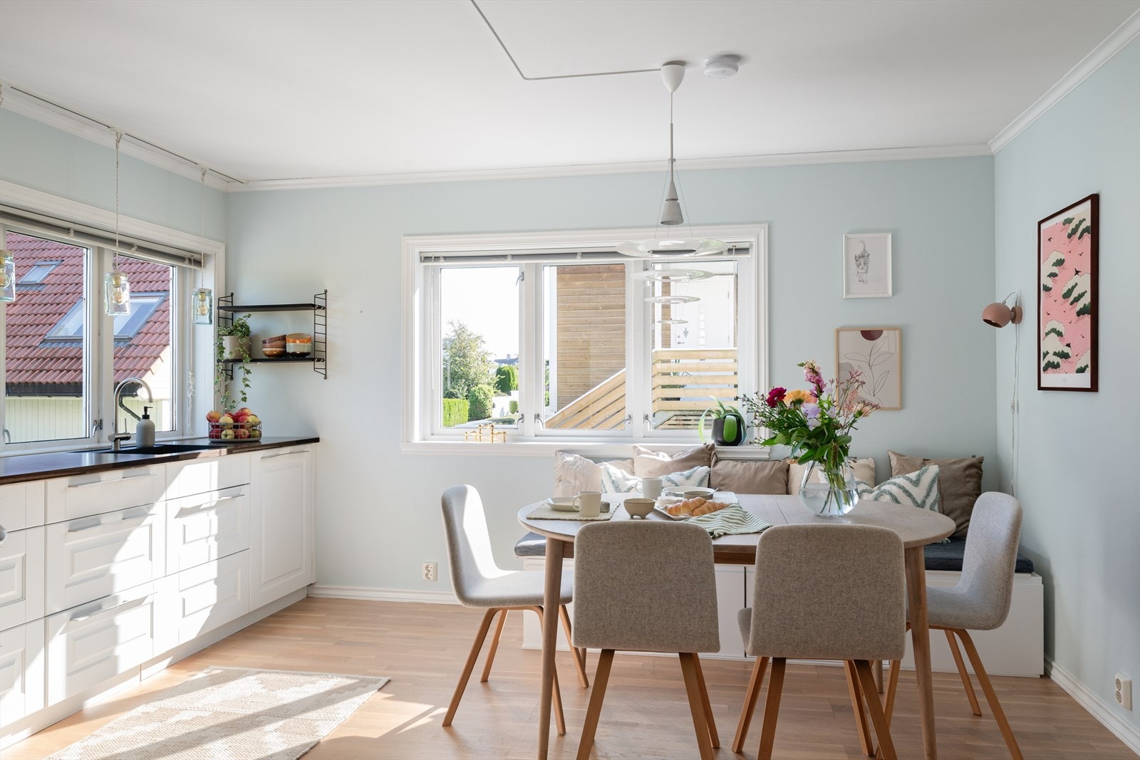 Det er god plass til stort spisebord i tilknytning til kjøkkenet. Galleribilde