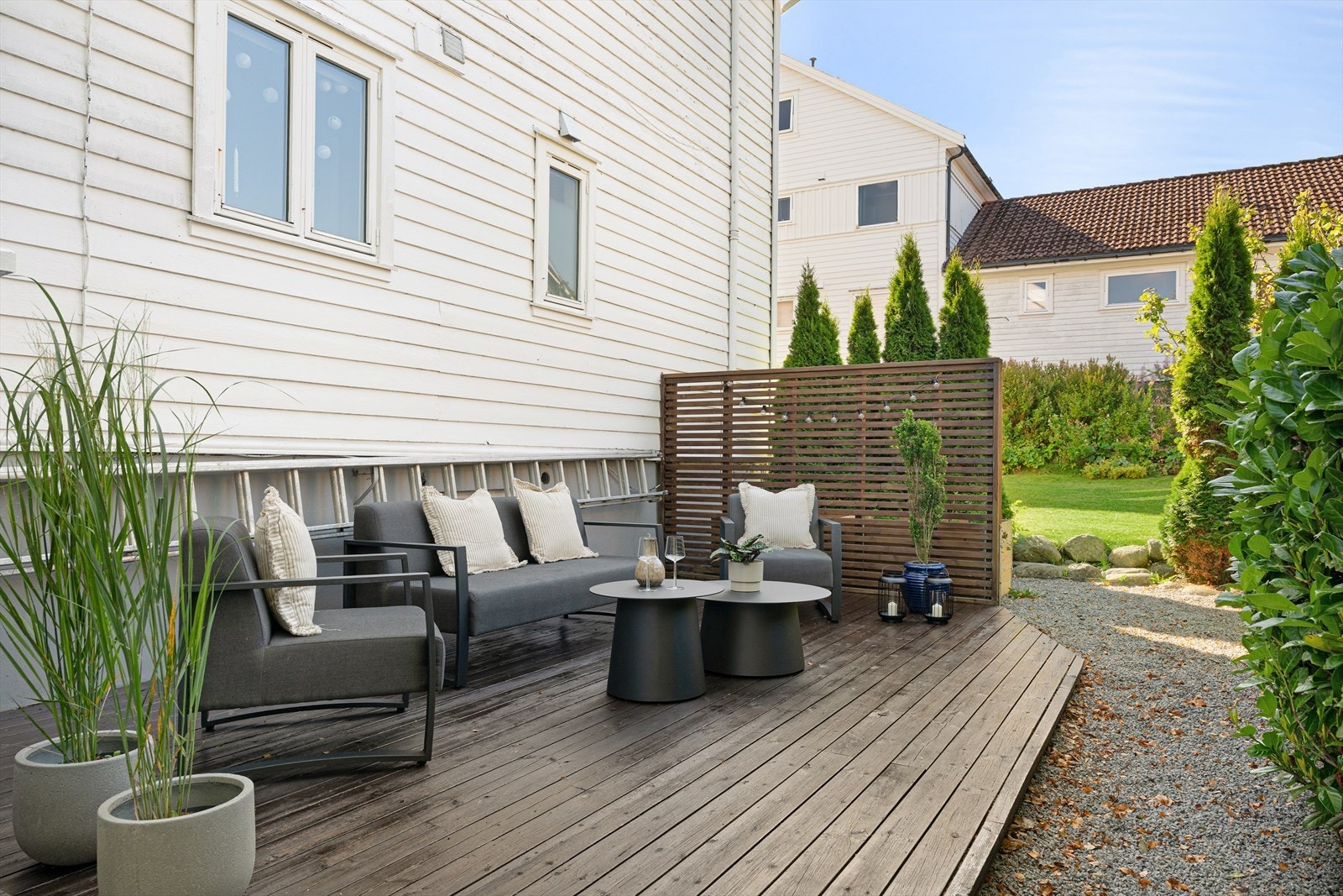 Terrasseplattingen ligger vestvendt med herlig ettermiddagssol Galleribilde