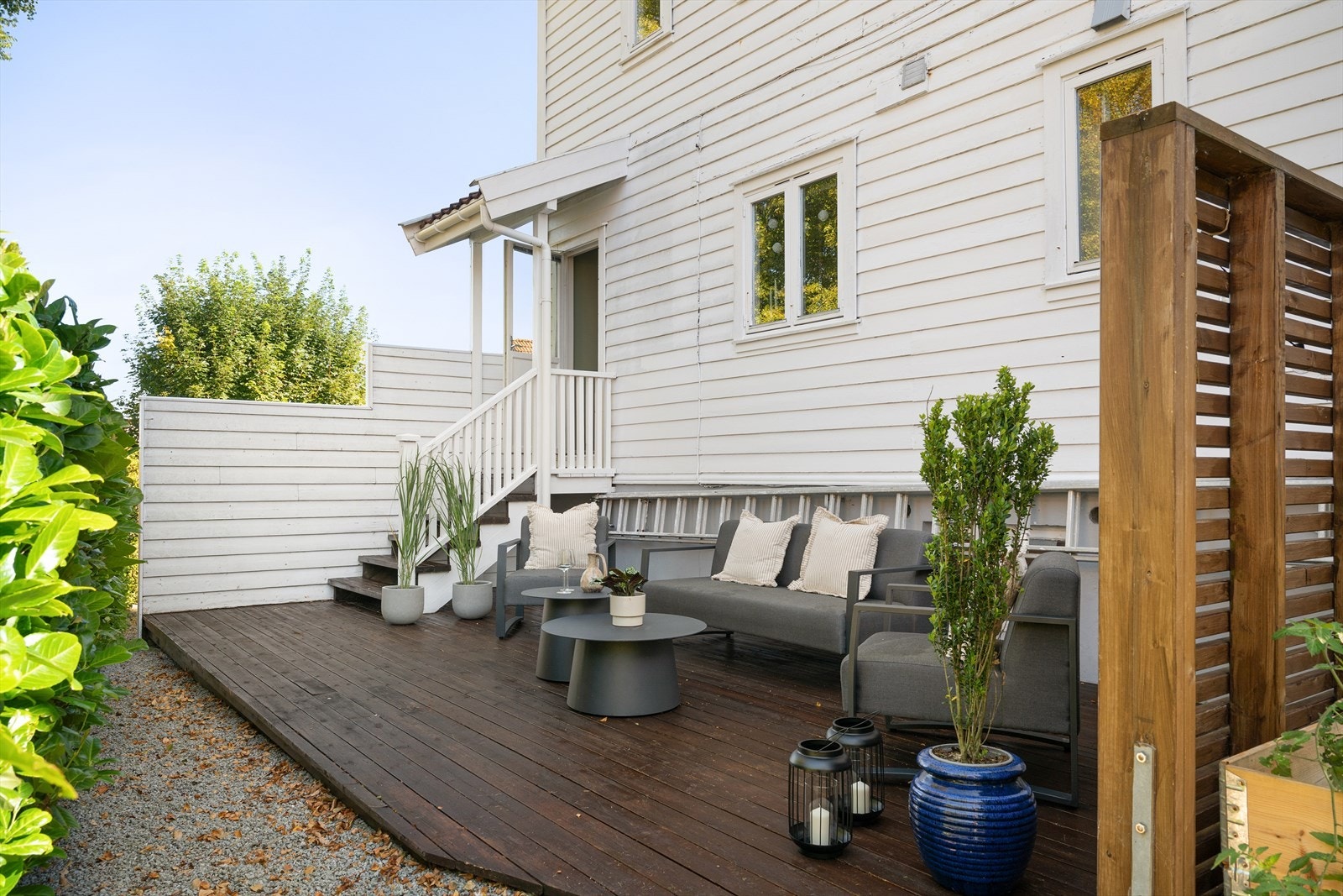 Denne leiligheten har en privat terrasseplatting som ligger skjermet fra hagen. Galleribilde