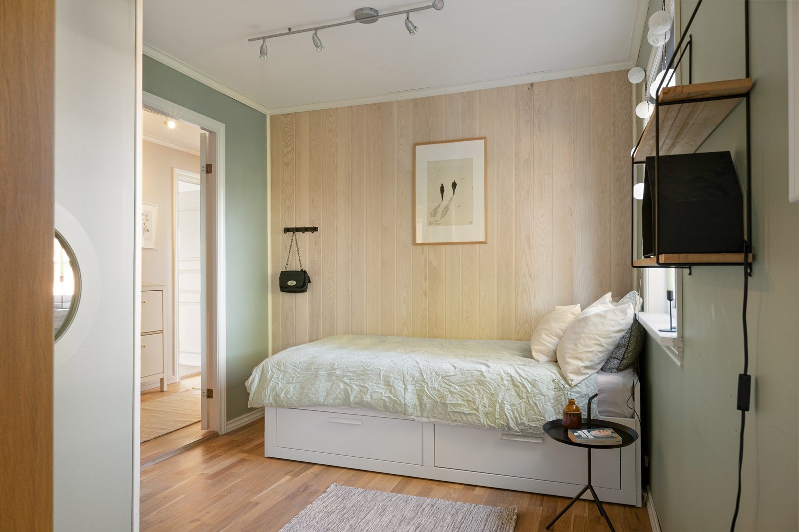 Soverom 2 fremstår moderne og innbydende med en flott parkettvegg som kontrastvegg. Galleribilde