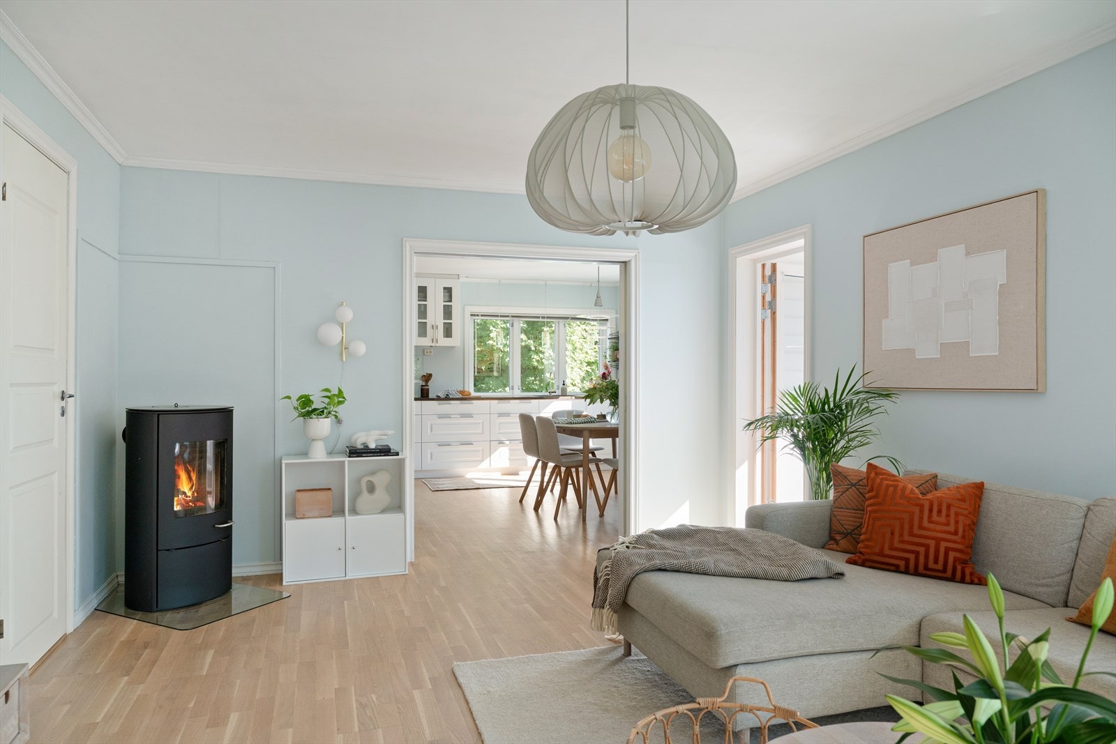 Stuen fremstår som romslig og lun, med en lys og moderne fargepalett som skaper en innbydende og harmonisk atmosfære. Galleribilde