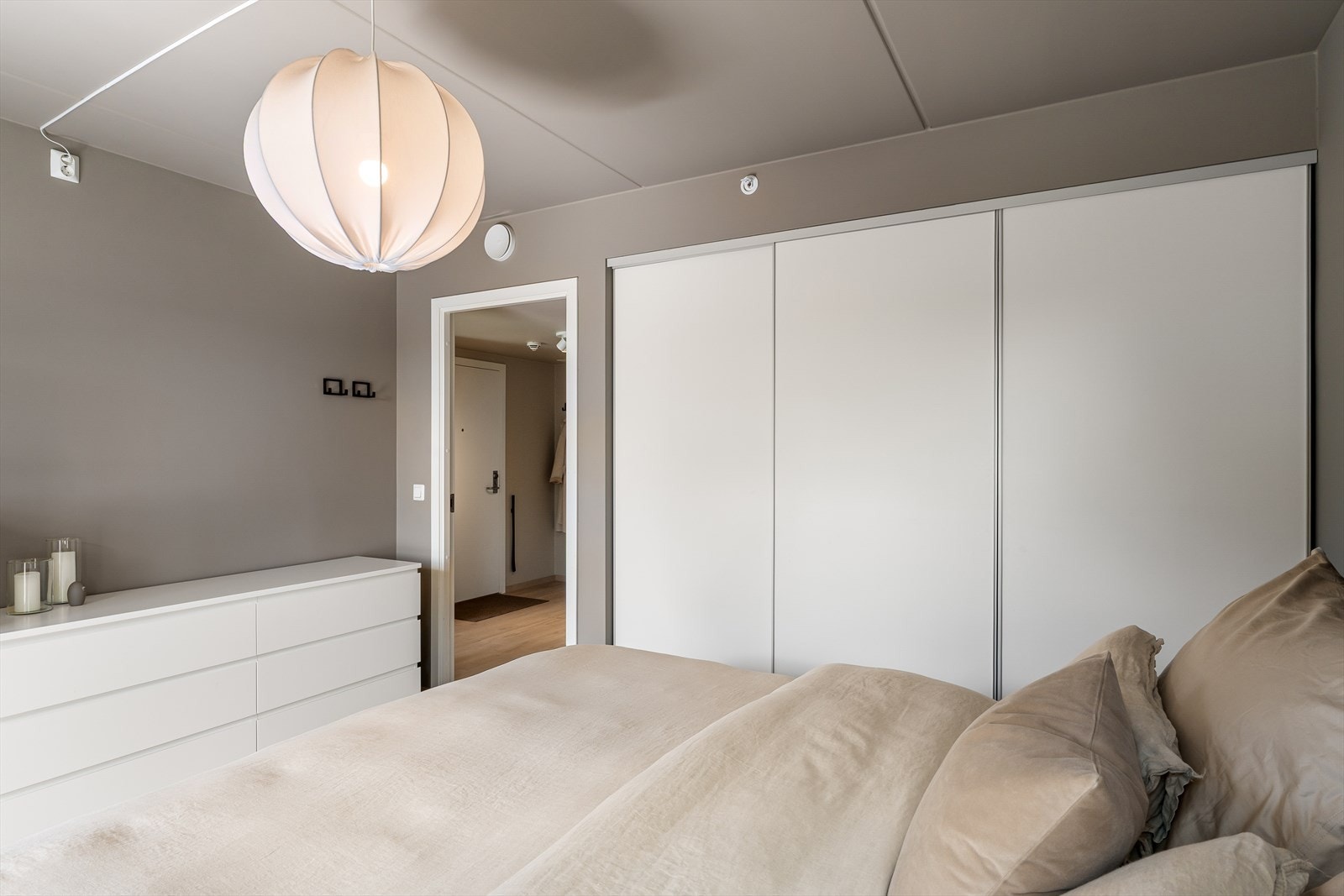 Stor skyvedørsgarderobe på hovedsoverommet Galleribilde