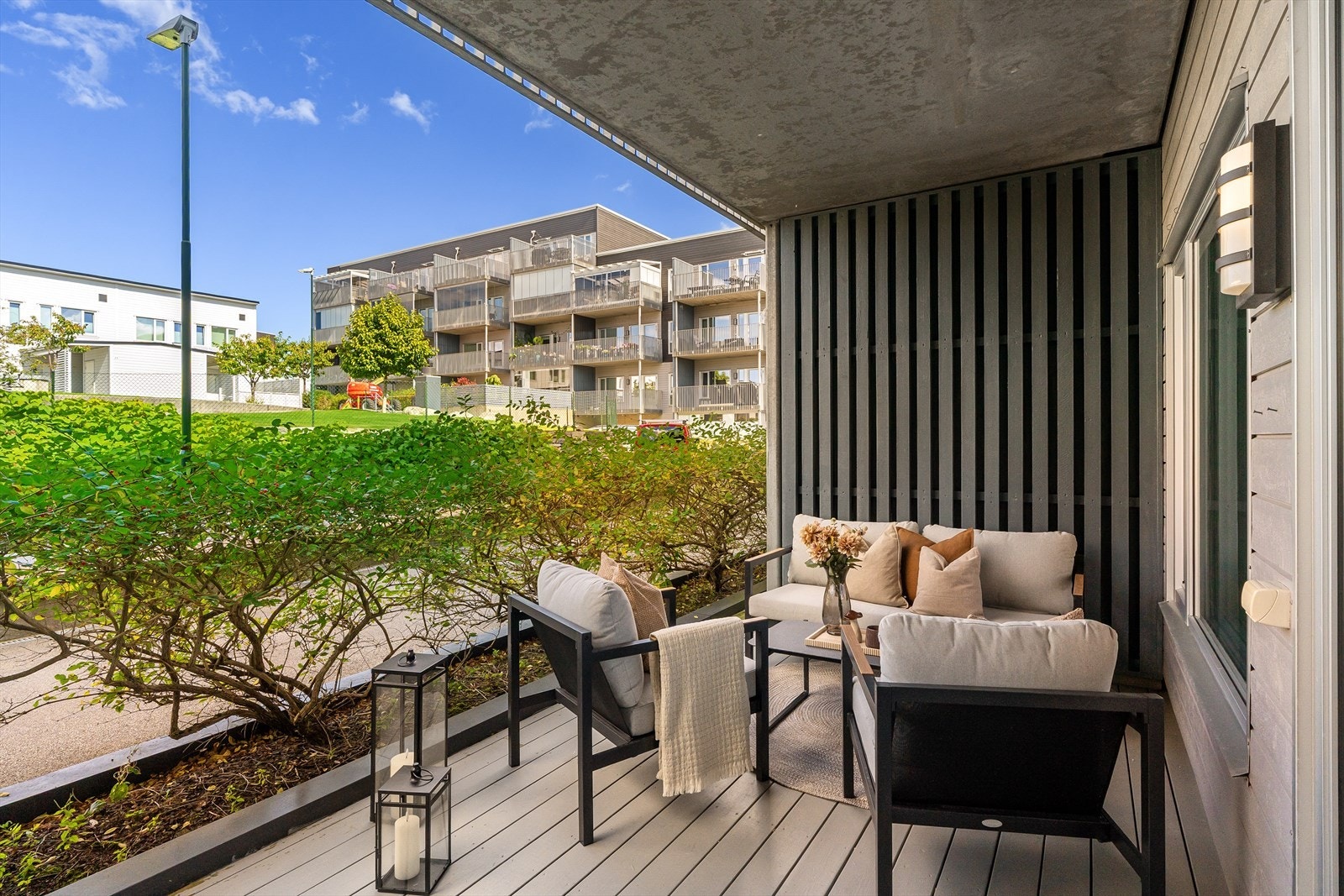 Kjekk terrasse med god plass til en sofagruppe og grillen - her kan man nyte flotte sommerdager! Galleribilde