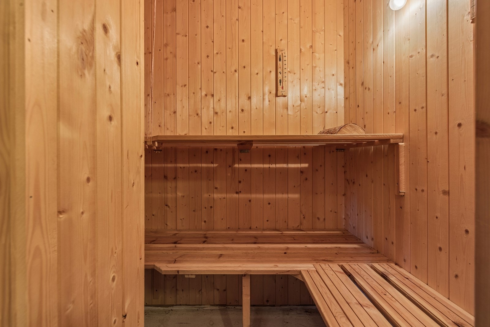 Innenfor badet finner du badstue med trebenker - perfekt etter en lang dag i fjellheimen Galleribilde