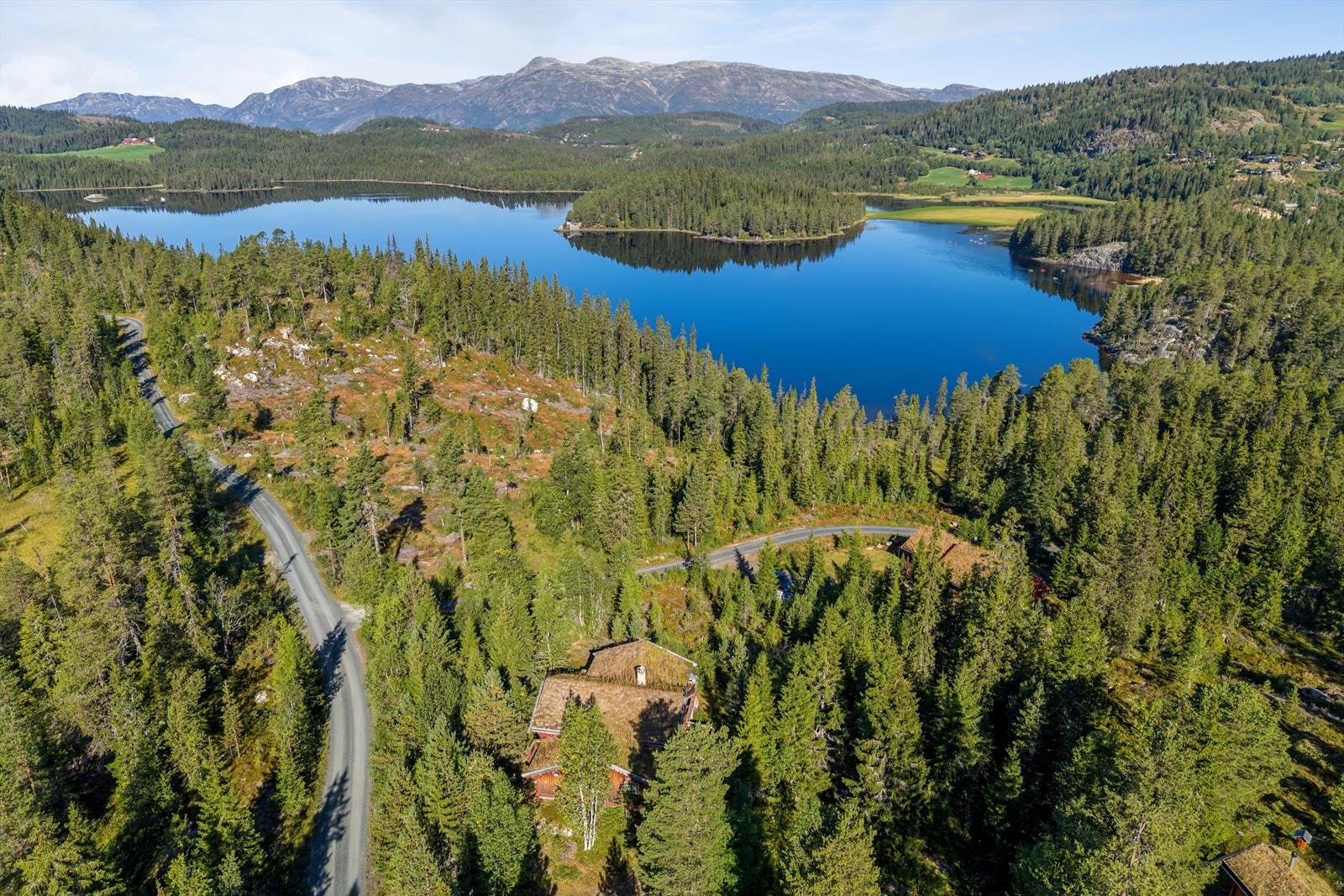 Her får man følelsen av å være tett på naturen og samtidig ha kort avstand til Rauland sitt brede aktivitetstilbud innen alpint, langrenn, lysløyper Galleribilde