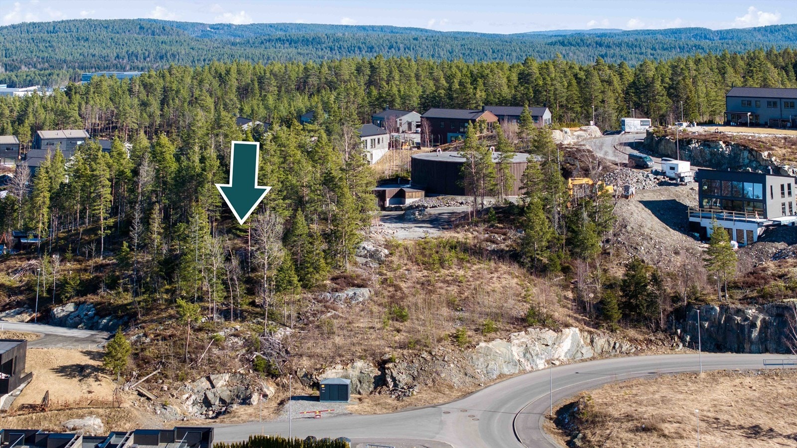 Tomten er regulert for frittliggende småhusbebyggelse, og det er tillatt å bygge eneboliger med sekundærbolig og tilhørende garasje eller uthus. Galleribilde