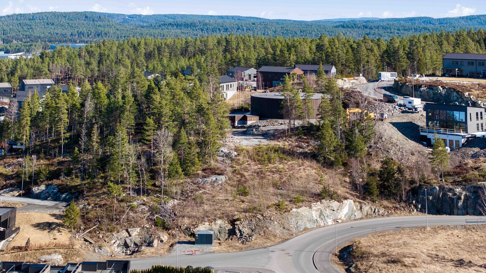 En romslig tomt i skrått terreng. Ligger høyt og for seg selv innerst i blindvei. Galleribilde