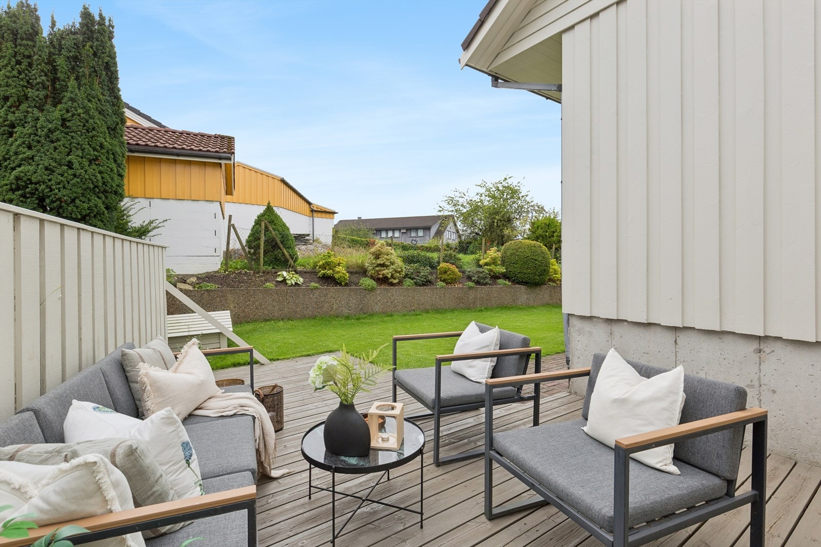 Boligen har et flott uteområde med hage og terrasse Galleribilde