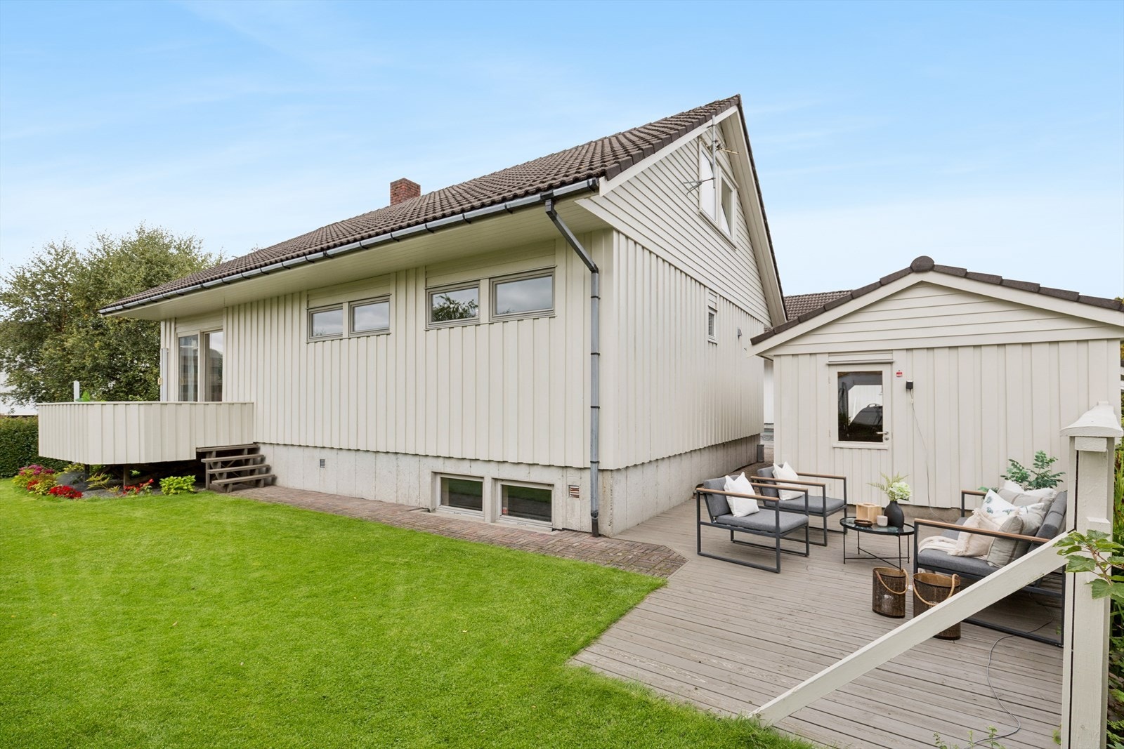 En romslig enebolig i enden av en blindgate i et rolig nabolag på Forus. Boligen har veldig gode solforhold! Galleribilde