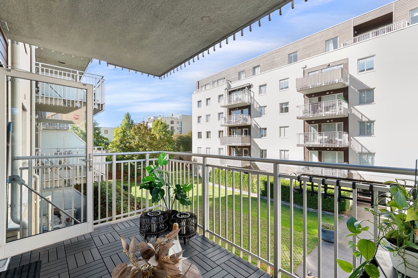 Balkongen byr på kveldssol Galleribilde
