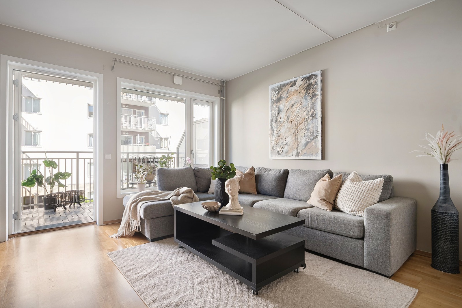 Store vindusflater slipper inn godt med naturlig lys Galleribilde