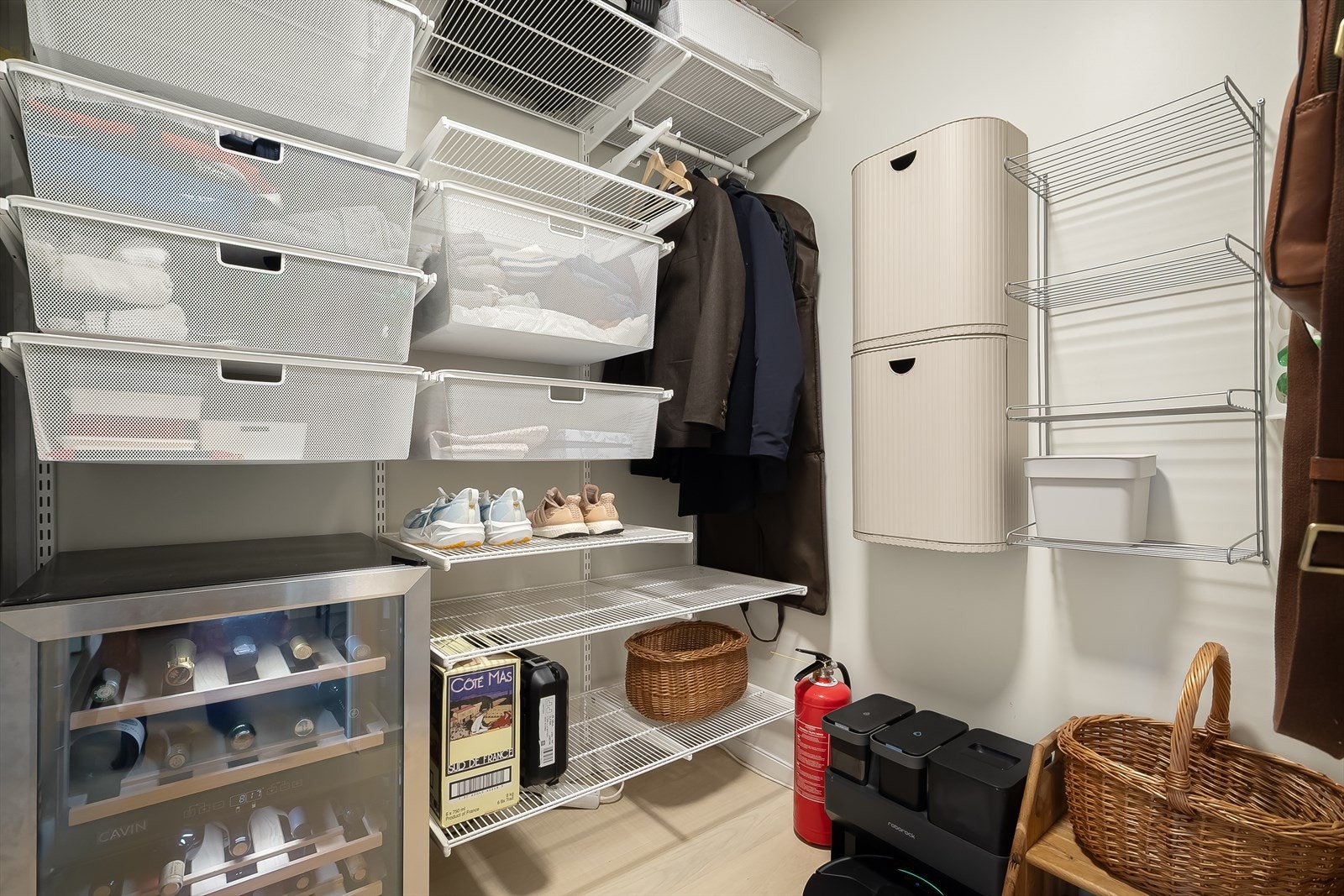 Innvendig bod med mye lagringsplass. Leiligheten disponerer også en bod ved inngangsplan og en ved garasje. Galleribilde