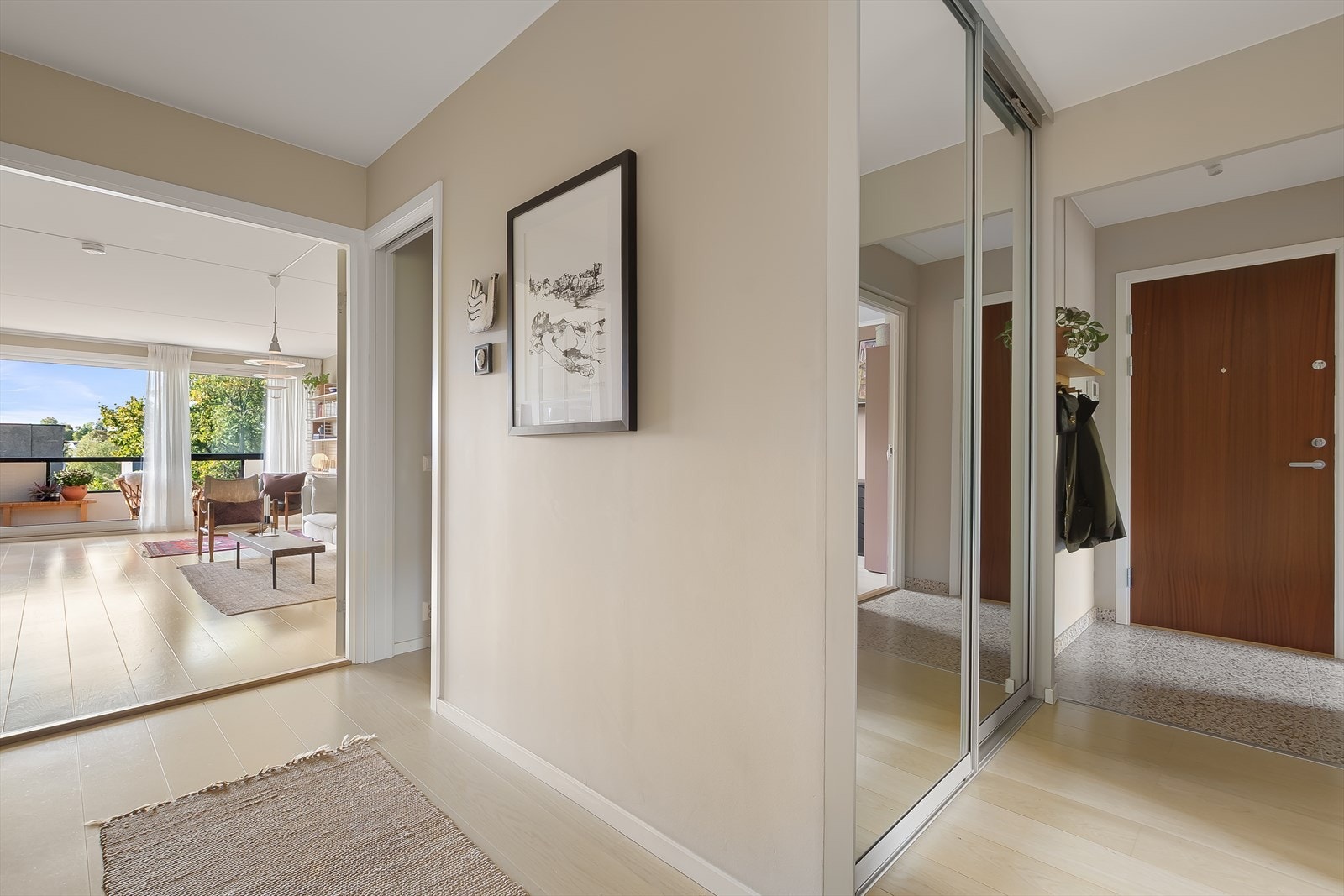En romslig entré ønsker deg velkommen hjem! Det er god plass til oppbevaring av sko og yttertøy i skyvedørsgarderobe. Galleribilde