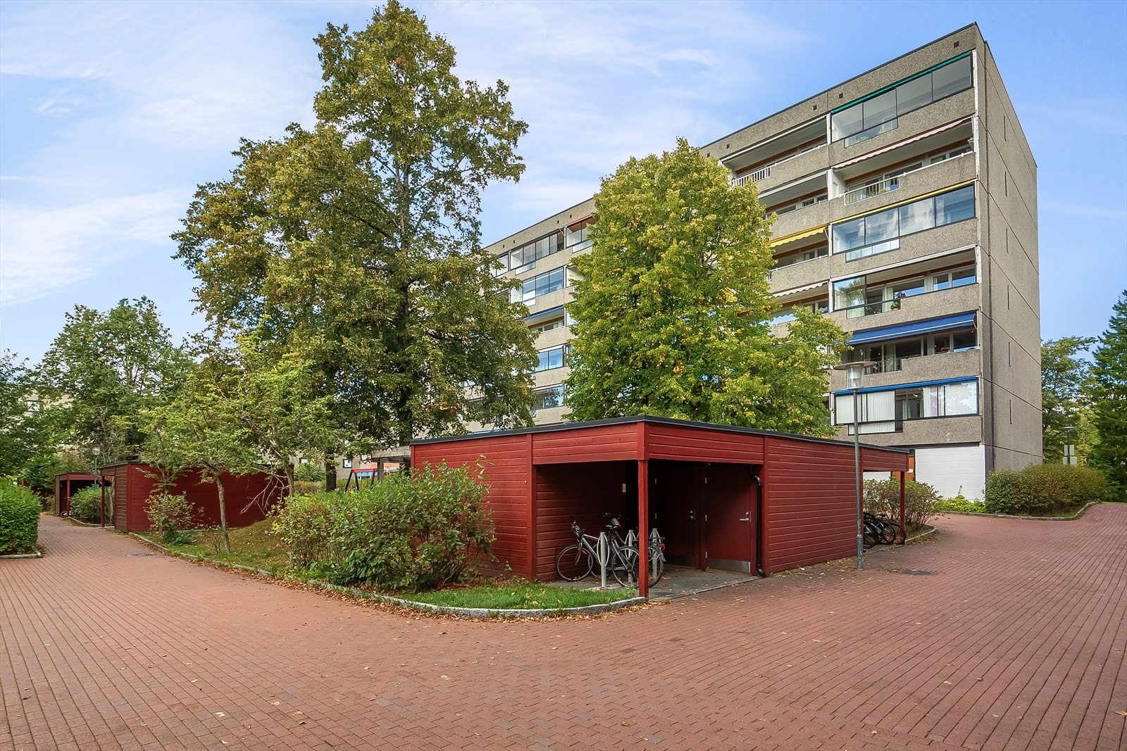 Her bor du i umiddelbar nærhet til alt området har å by på av servicetilbud, dagligvare og offentlig kommunikasjon Galleribilde