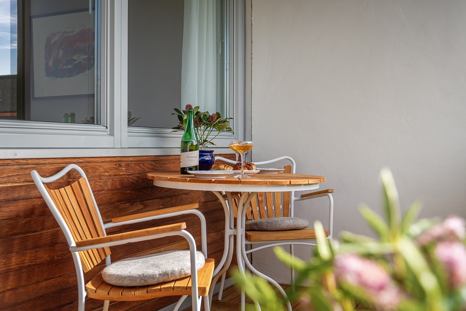 På balkongen får du sol fra ca. kl. 12:00 til ca. kl. 19/20:00. Galleribilde