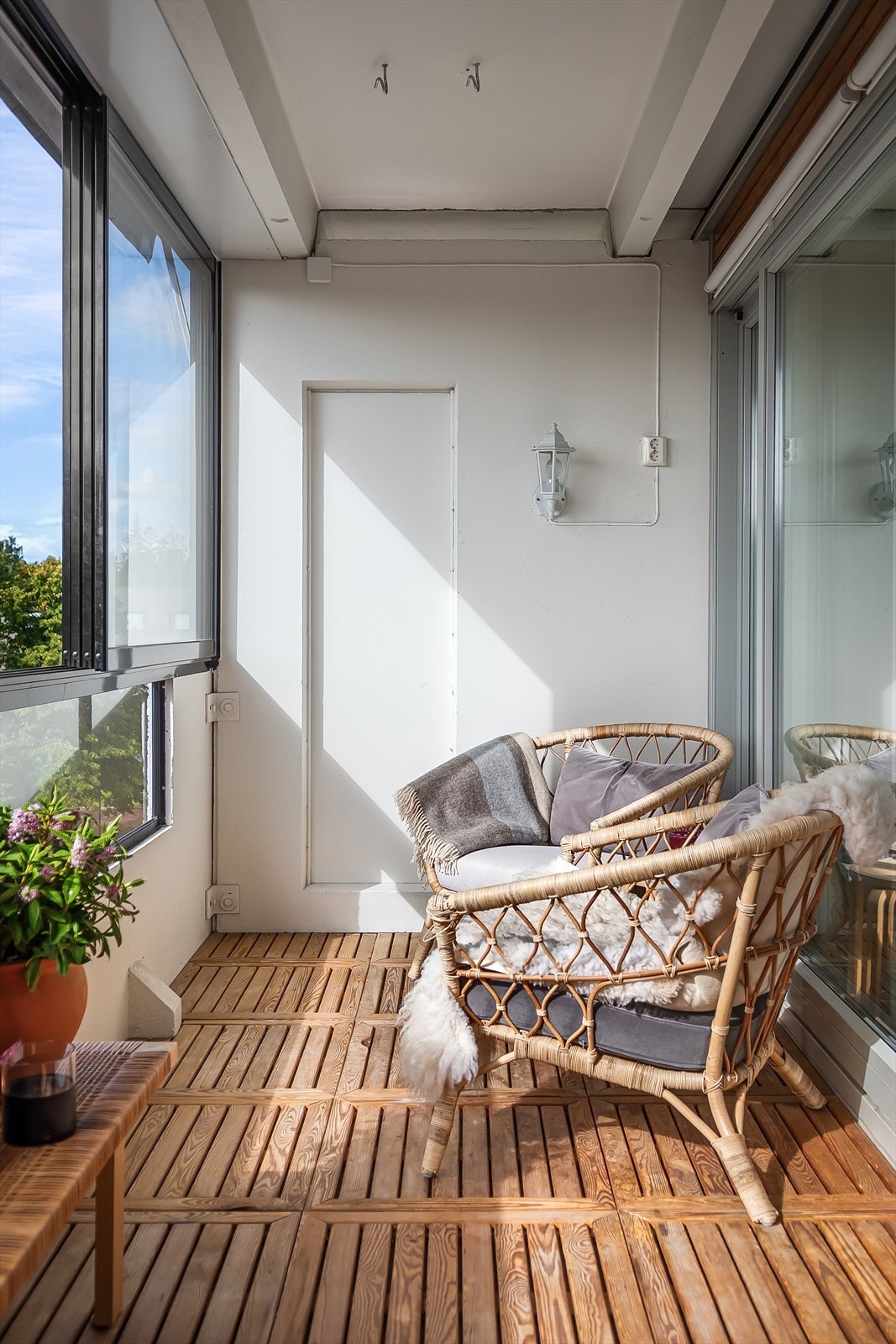 Balkongen er en fin forlengelse av stuen, dette blir garantert ditt favorittsted på fine sommerdager. Galleribilde