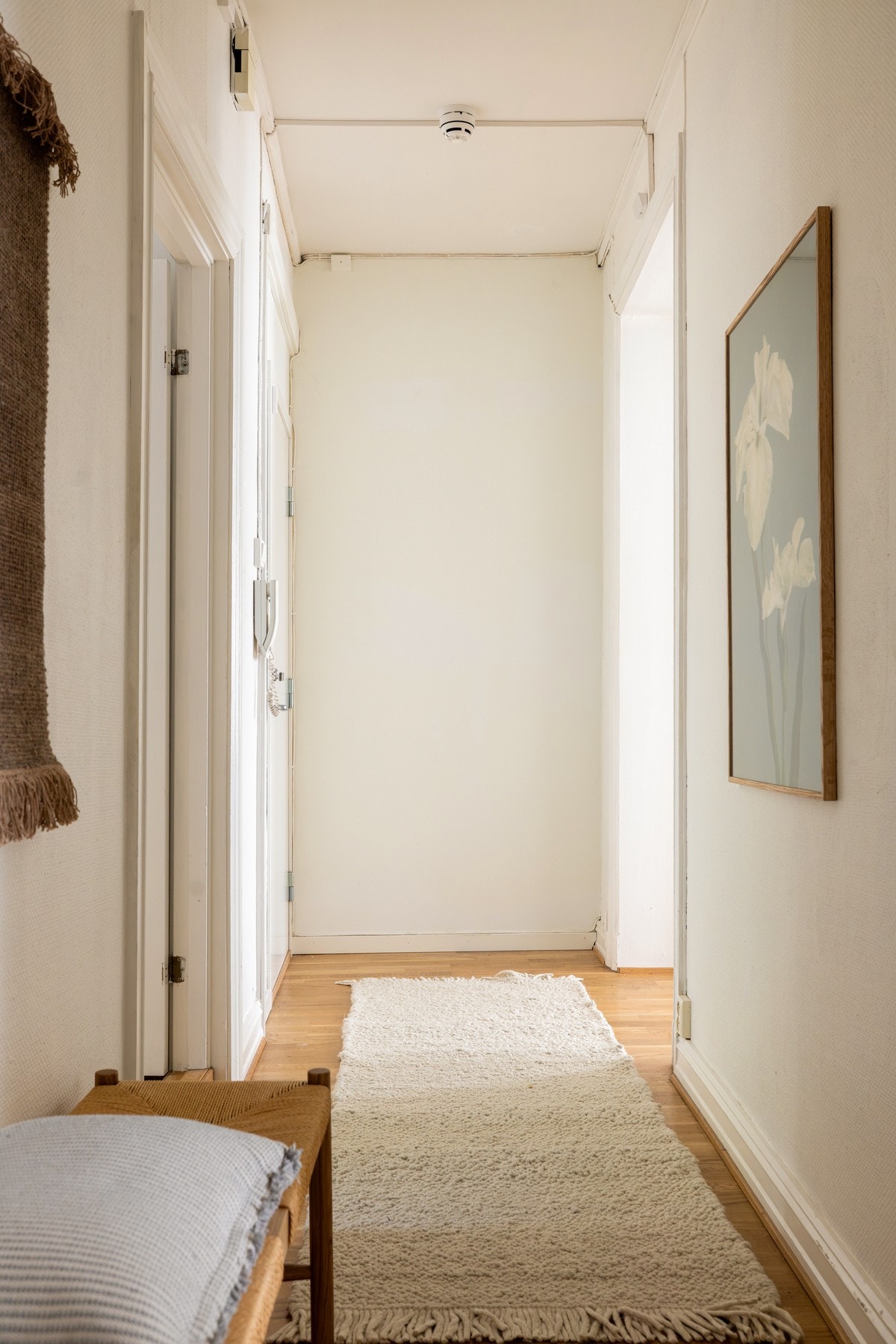 Innbydende entré med god plass til å henge fra seg yttertøy og sette fra seg sko. Galleribilde