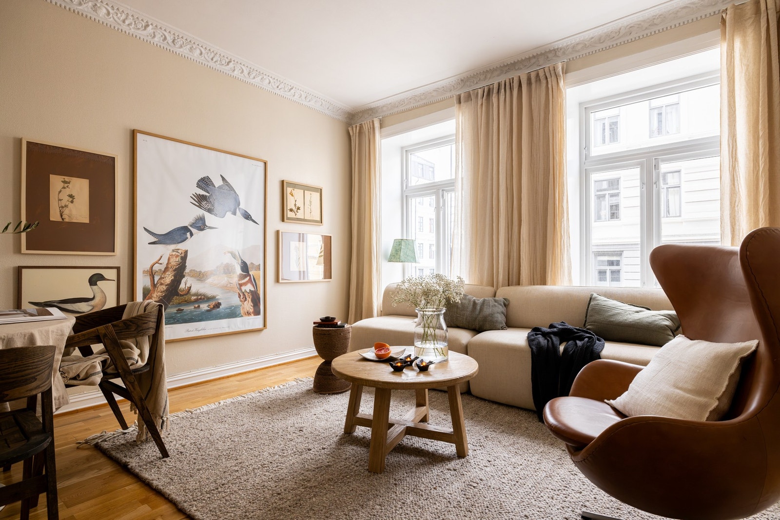 Stuen er boligens naturlige samlingspunkt og fremstår som et elegant og hyggelig oppholdsrom. Galleribilde