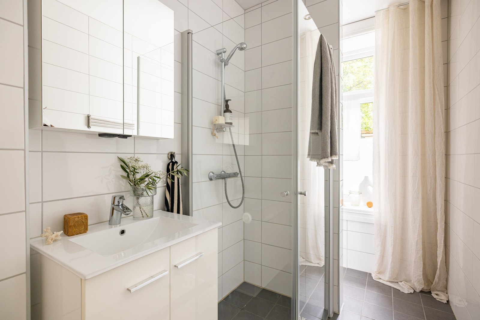 Badet ble ifølge eier pusset opp i ca. 2015 og har flislagte overflater og gulvvarme. Galleribilde