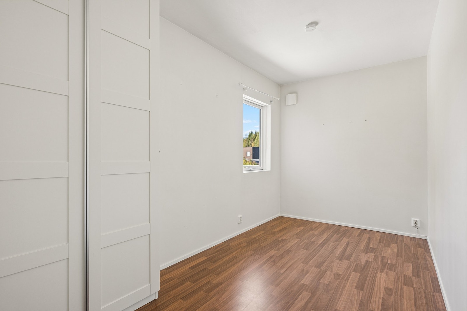 Soverom 2 er lyst og passer godt som barnerom, gjesterom, kontor, eller til det du måtte ønske. Galleribilde