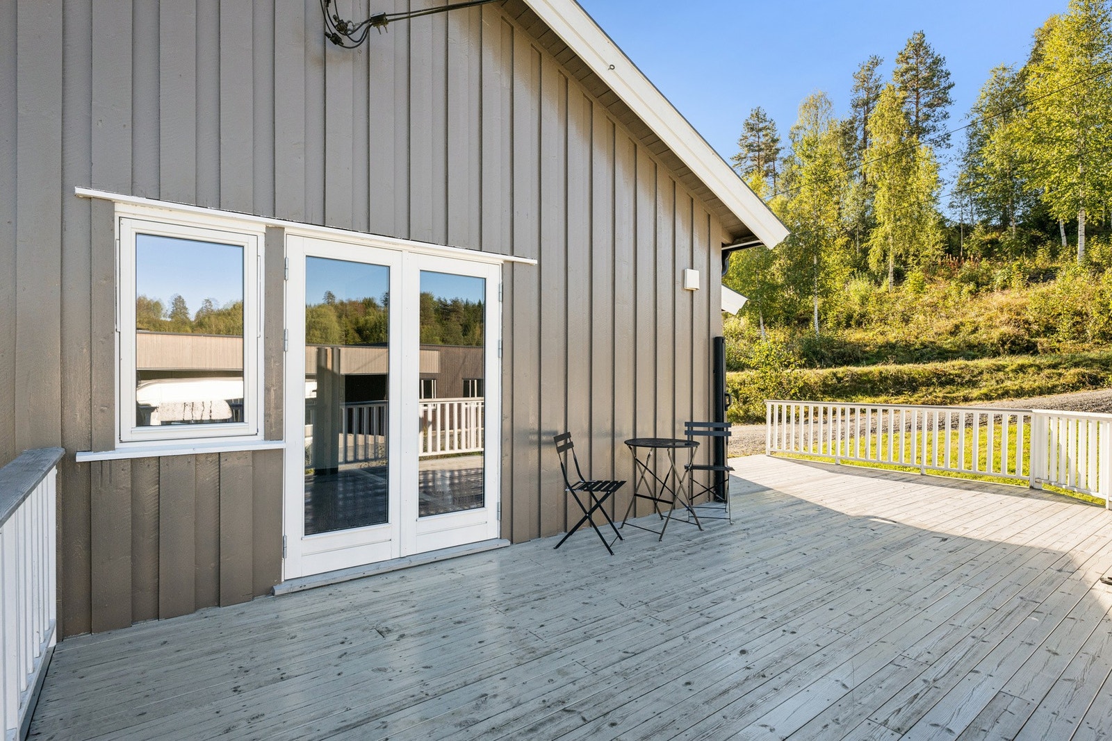 Stor terrasse med god plass til flere møbleringssoner. Galleribilde
