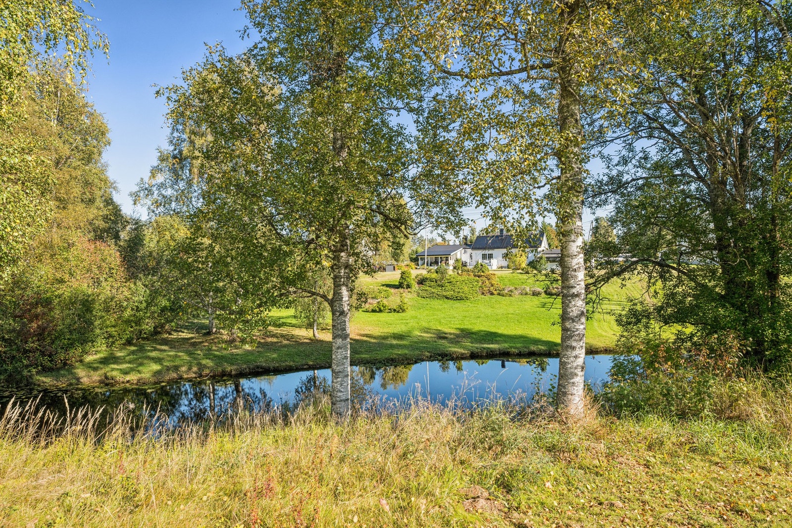 Elven ligger idyllisk til nedenfor eiendommen og bidrar til den fine utsikten. Galleribilde