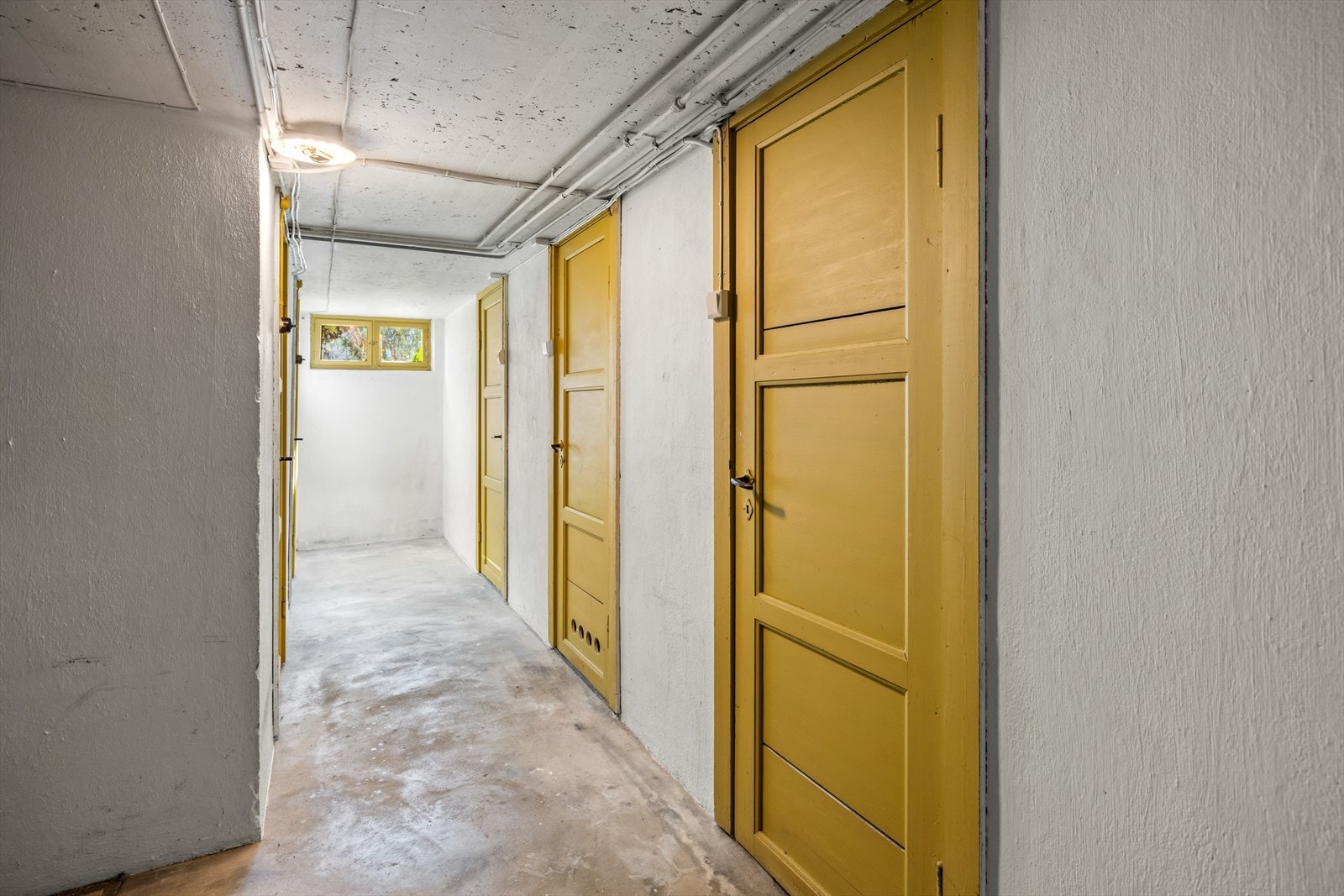 Boligen disponerer 3 egne boder i kjelleren på totalt 24 kvm. Galleribilde