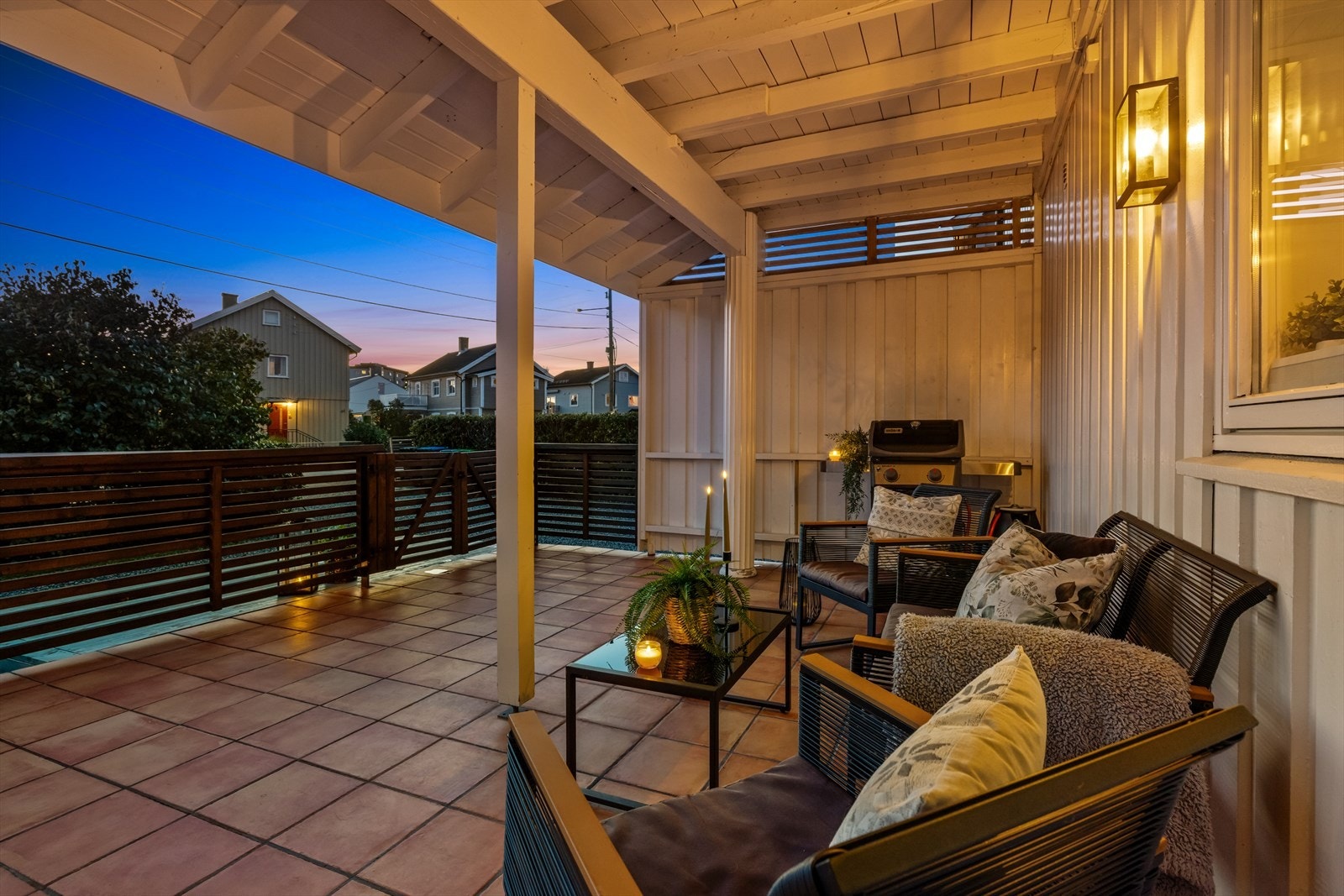 Boligen byr på en stor og delvis overbygd terrasse med gode solforhold. Galleribilde