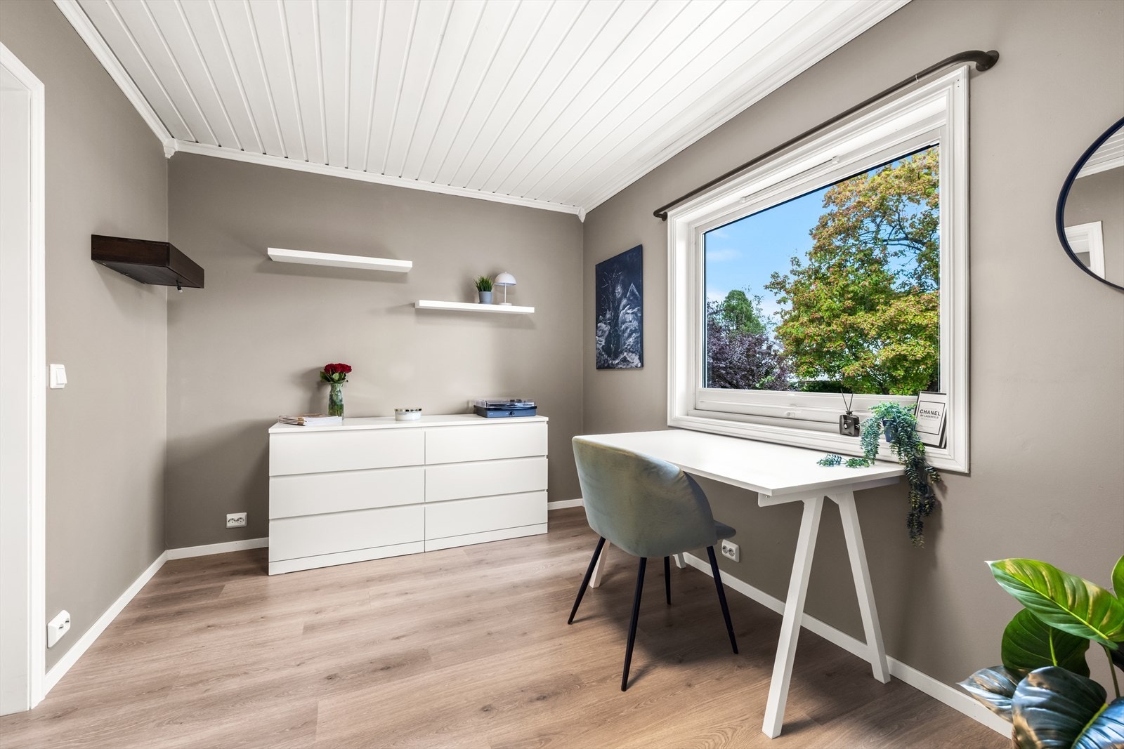 Rommene gir fleksible bruksmuligheter og kan innredes som hovedsoverom, barnerom, gjesterom eller hjemmekontor etter behov. Galleribilde