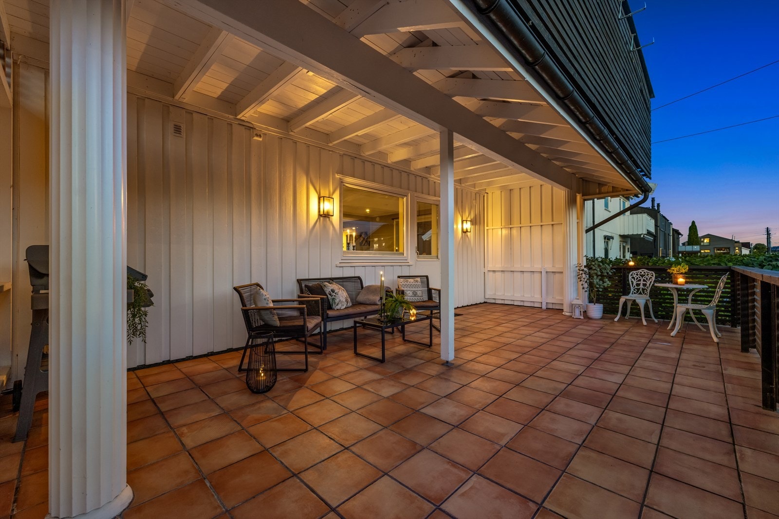 Terrassen har gode solforhold og byr på rikelig med plass til både spisegruppe, grill og sofagruppe. Galleribilde