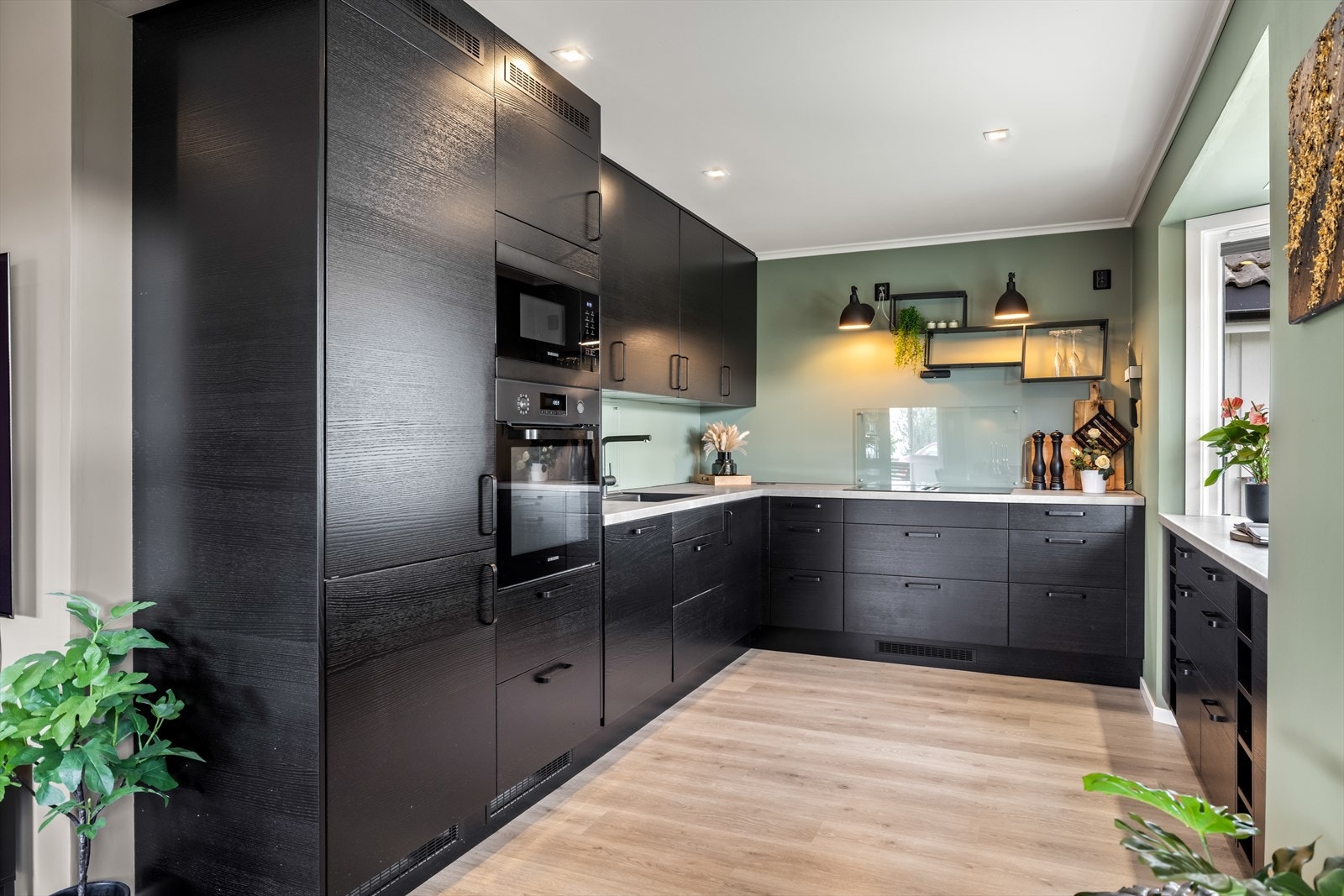 Kjøkkenet er utstyrt med integrerte hvitevarer, herunder stekeovn, induksjonstopp med ventilator, kjøl-/fryseskap, mikrobølgeovn og oppvaskmaskin. Galleribilde