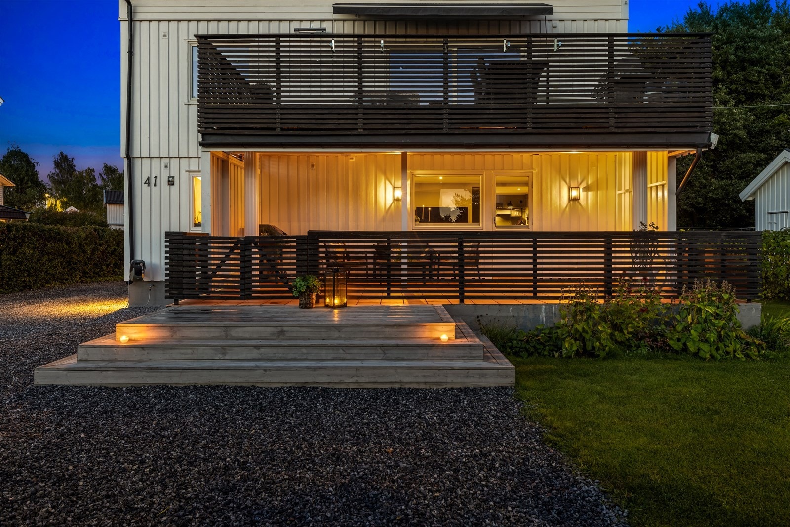 Fra stuen er det direkte utgang til en stor, delvis overbygd terrasse på ca. 31 m² med flislagt betongdekke. Galleribilde