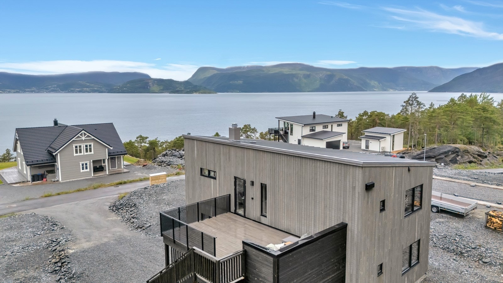 Beliggenheten gir deg også enkel tilgang til lokale fasiliteter, med Jondal sentrum kun ca. 8 minutters kjøretur unna. I Jondal er det både barnehagen og barne- og ungdomsskole Galleribilde