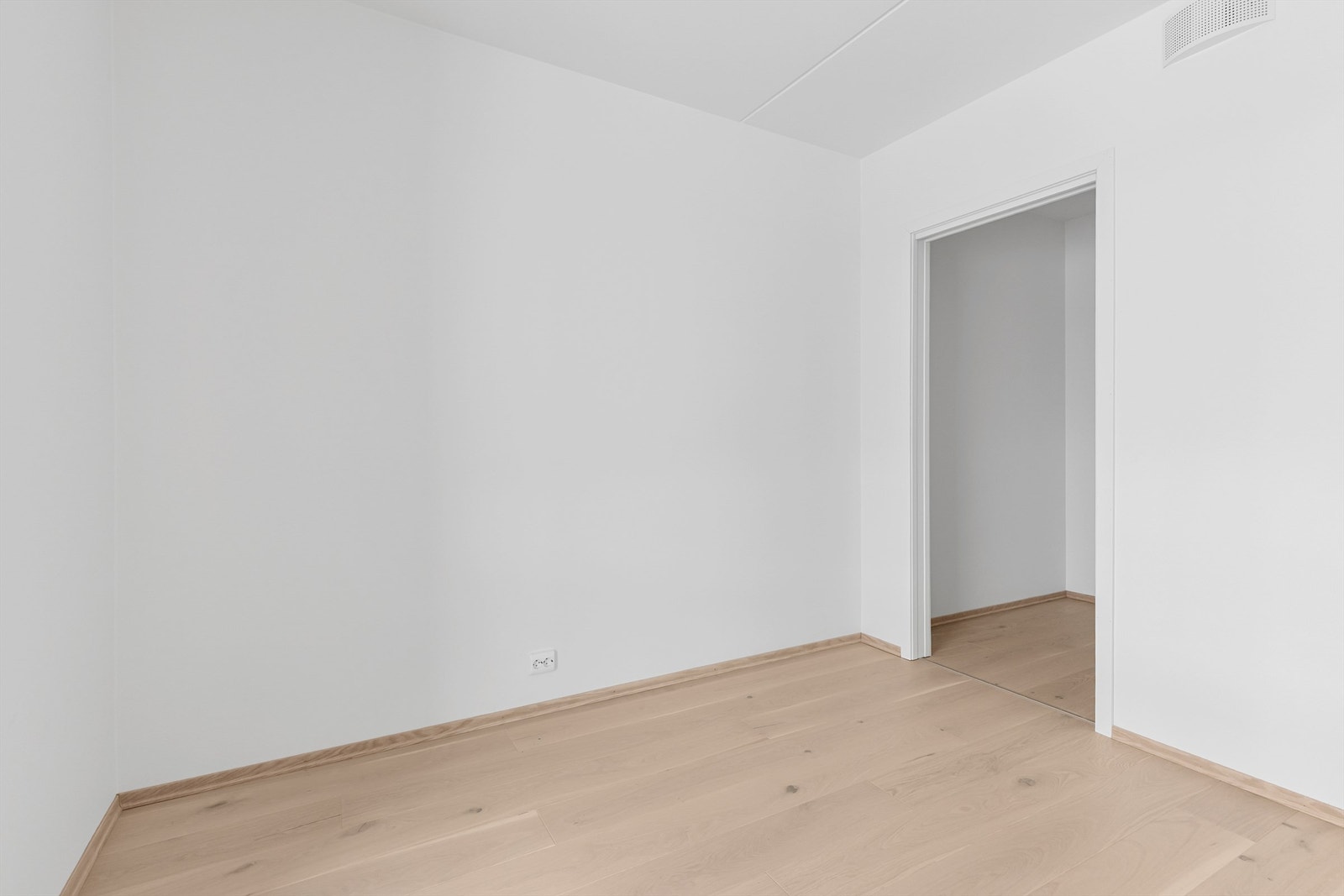 Rommet er perfekt som barnerom, gjesterom eller kontor. Det er også en innvendig bod her, som funker som en walk-in garderobe om ønskelig. Galleribilde