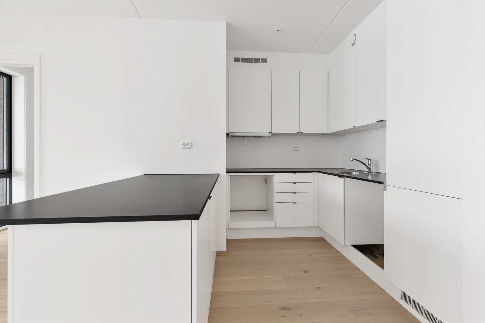 Det er rikelig med oppbevaringsplass og den store benkeplaten gjør det enkelt å tilberede gode måltider. Galleribilde
