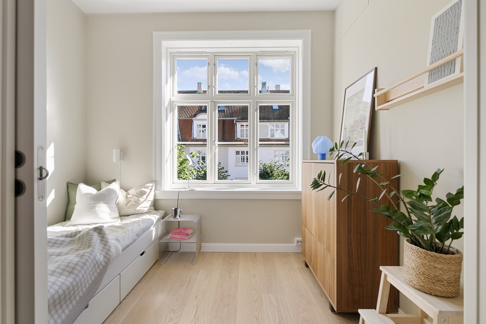 Rommet har store vindusflater, flott utsyn og godt med naturlig lys. Galleribilde