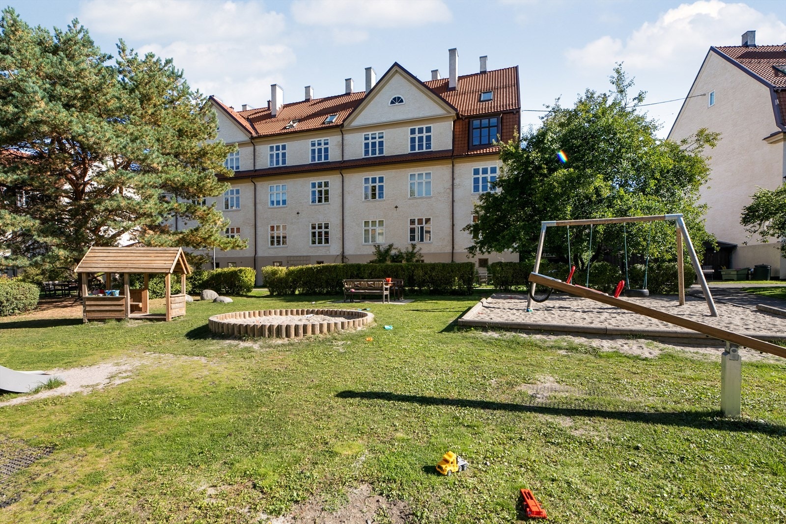Lekeplass med sandkasse og husker er tilgjengelig på fellesområdet. Galleribilde