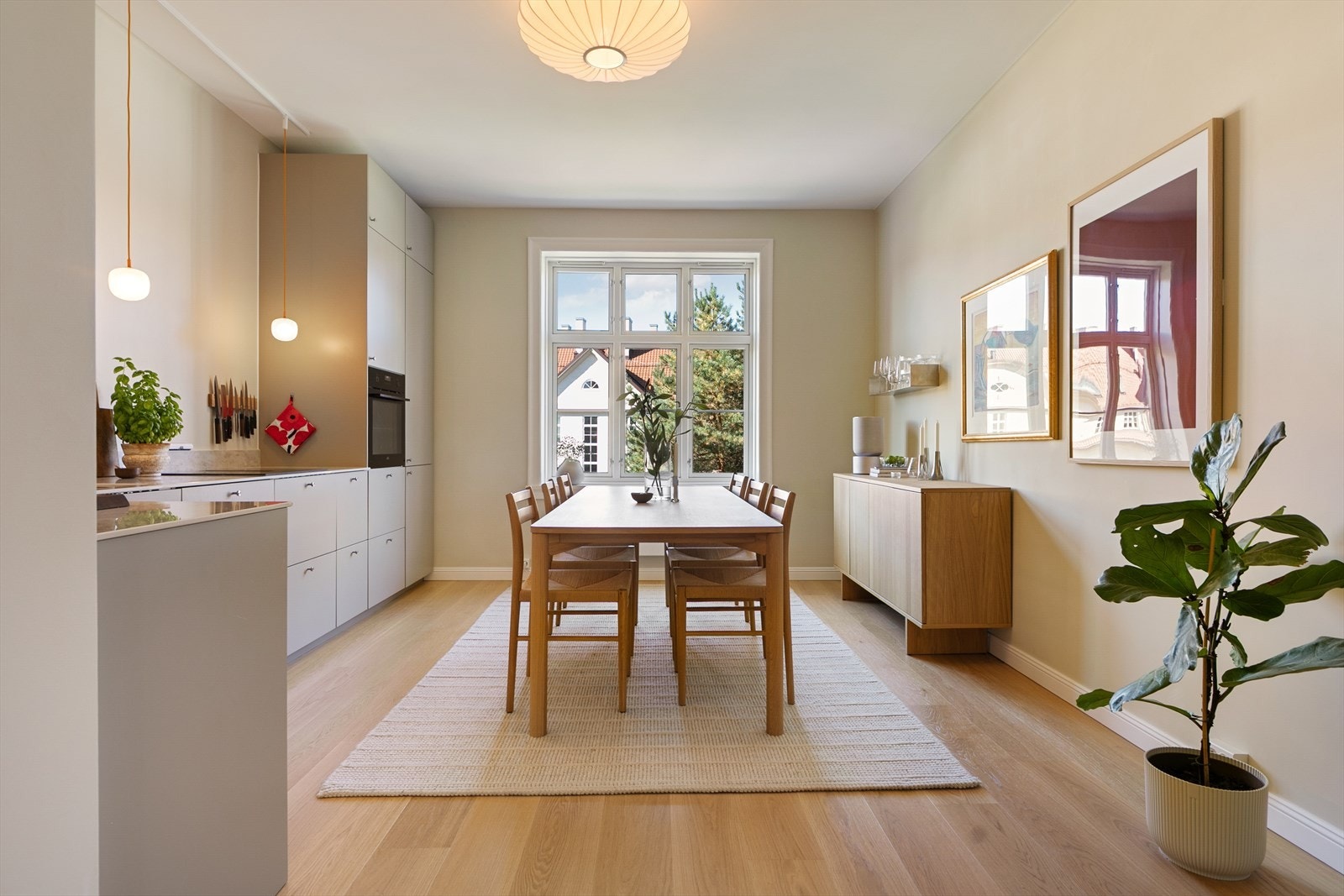 Et lekkert og romslig kjøkken med god plass til et stort spisebord, perfekt for både hverdagsmåltider og hyggelige sammenkomster. Galleribilde