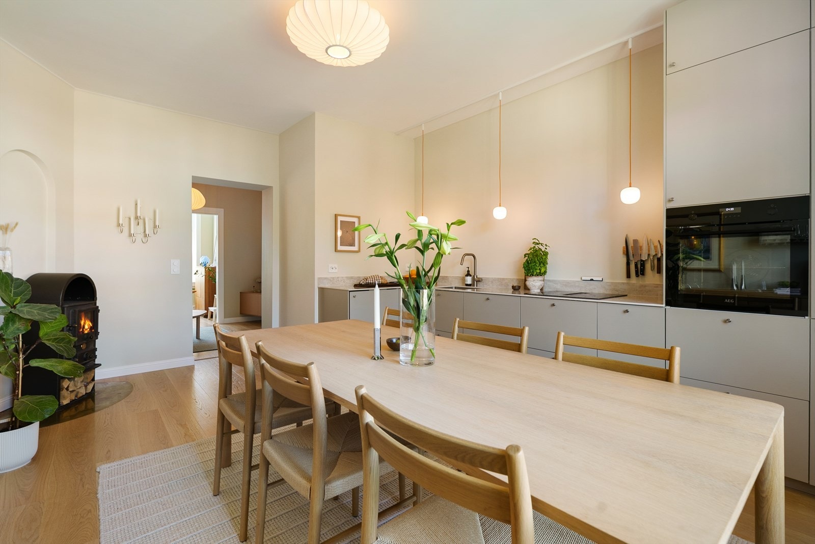 Kjøkkeninnredningen fra IKEA er ny fra 2025 og har glatte fronter, rikelig med skapplass og en elegant keramisk benkeplate med oppvaskkum og ettgreps blandebatteri. Galleribilde