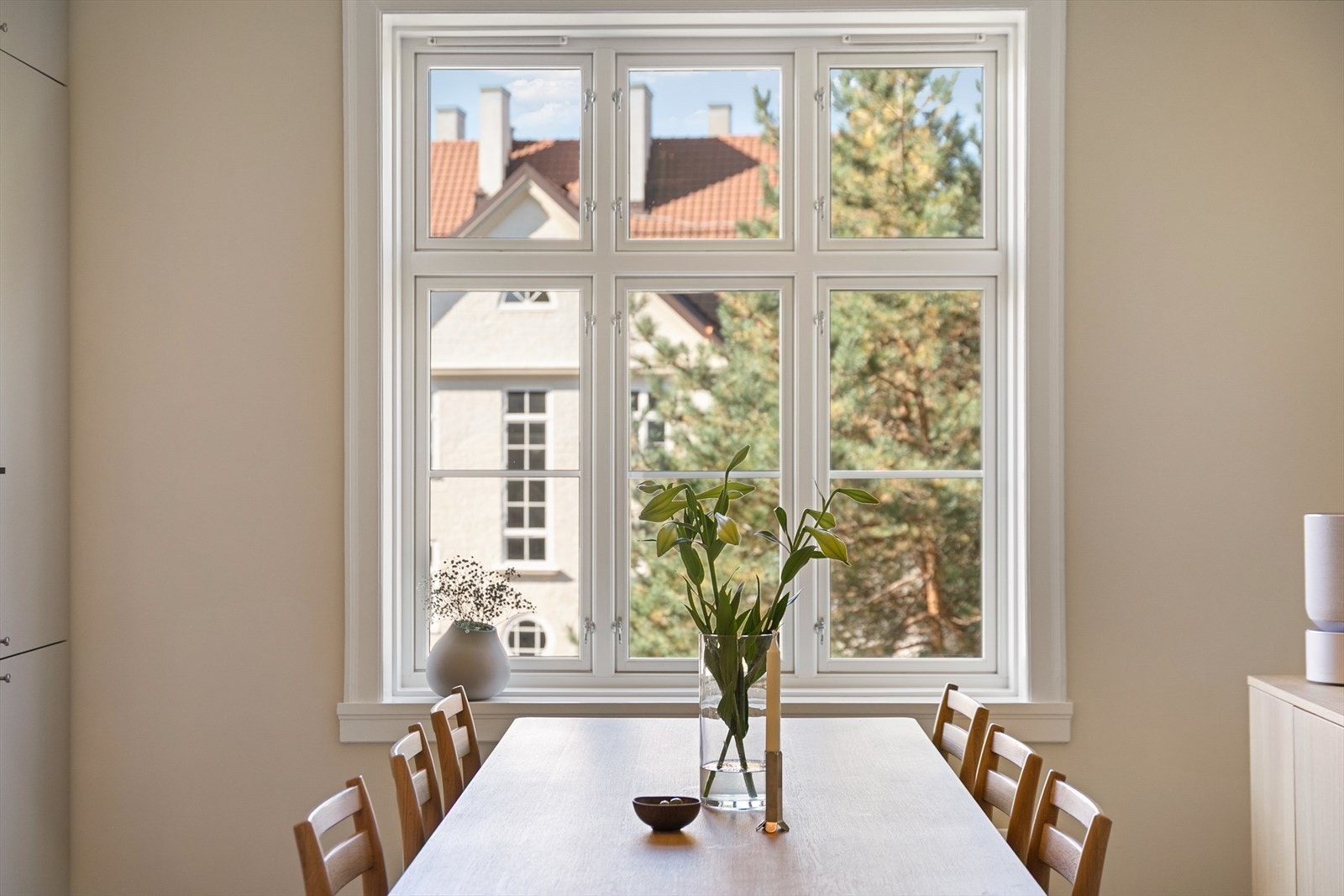 Store vindusflater gir rikelig med dagslys og flott utsyn mot den frodige bakgården. Galleribilde