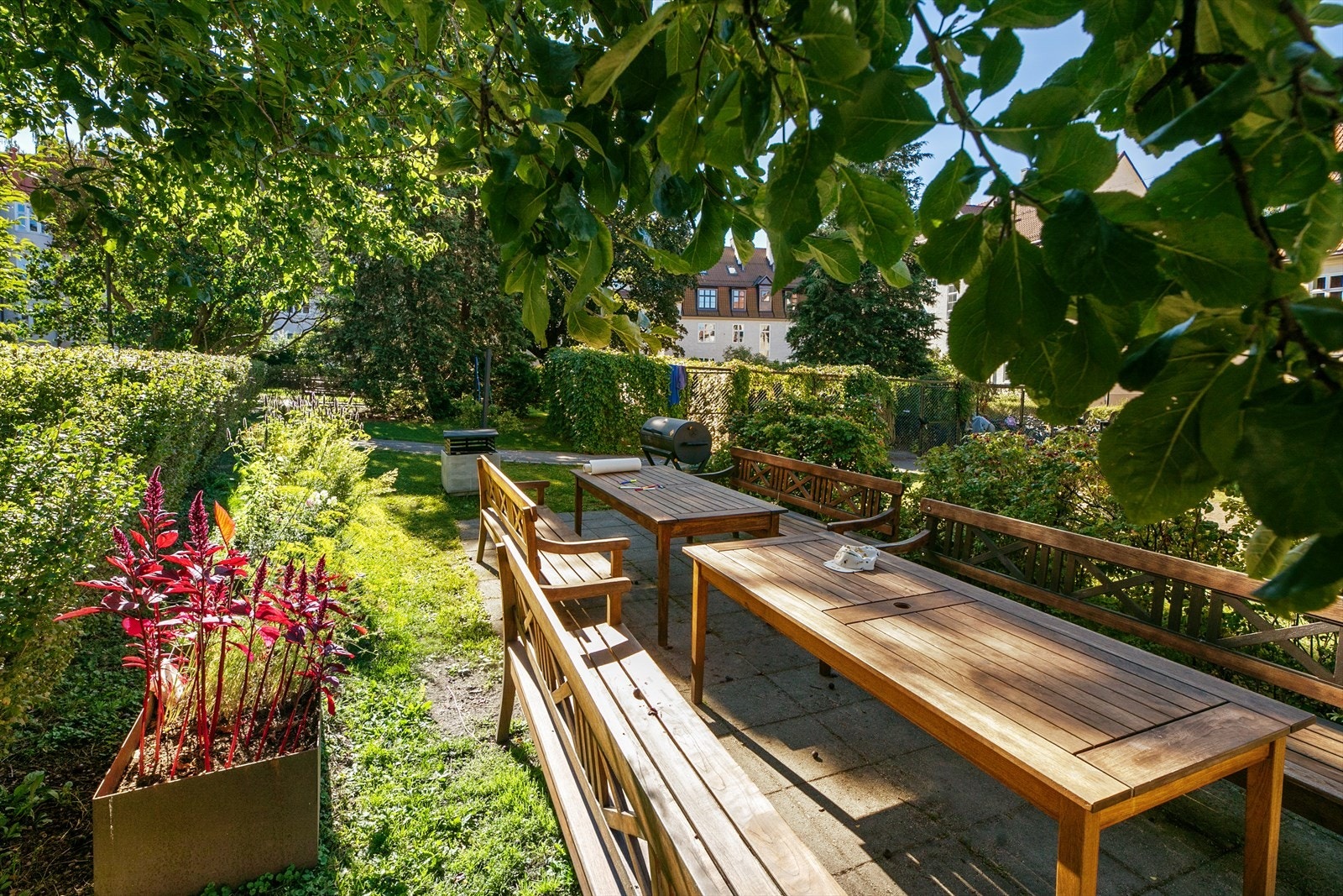 Felles uteområde med sittegrupper og beplantning gir muligheter for hyggelige samlinger. Galleribilde