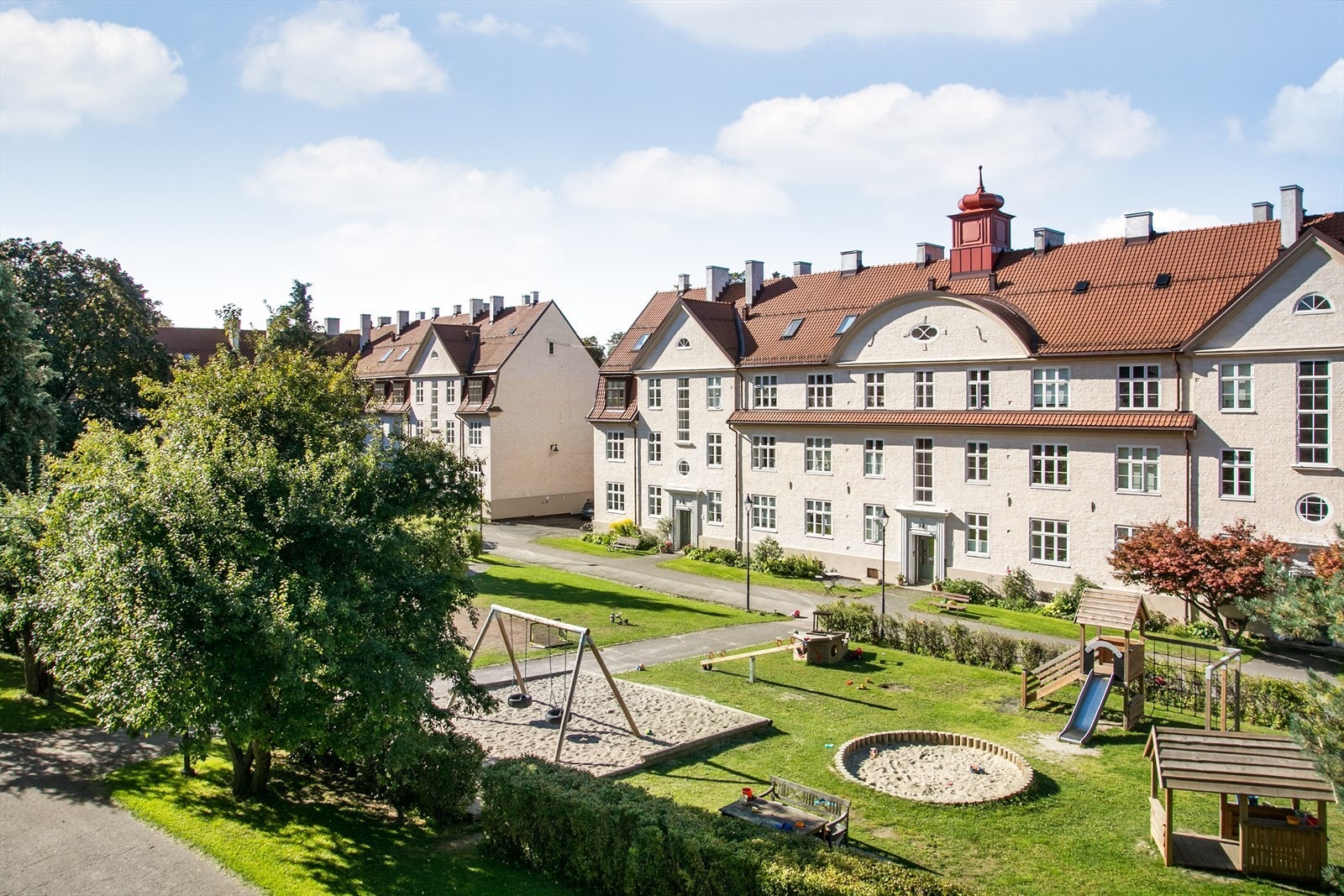 Fra vinduene kan man se over grøntanlegg og lekesoner i borettslagets fellesarealer. Galleribilde